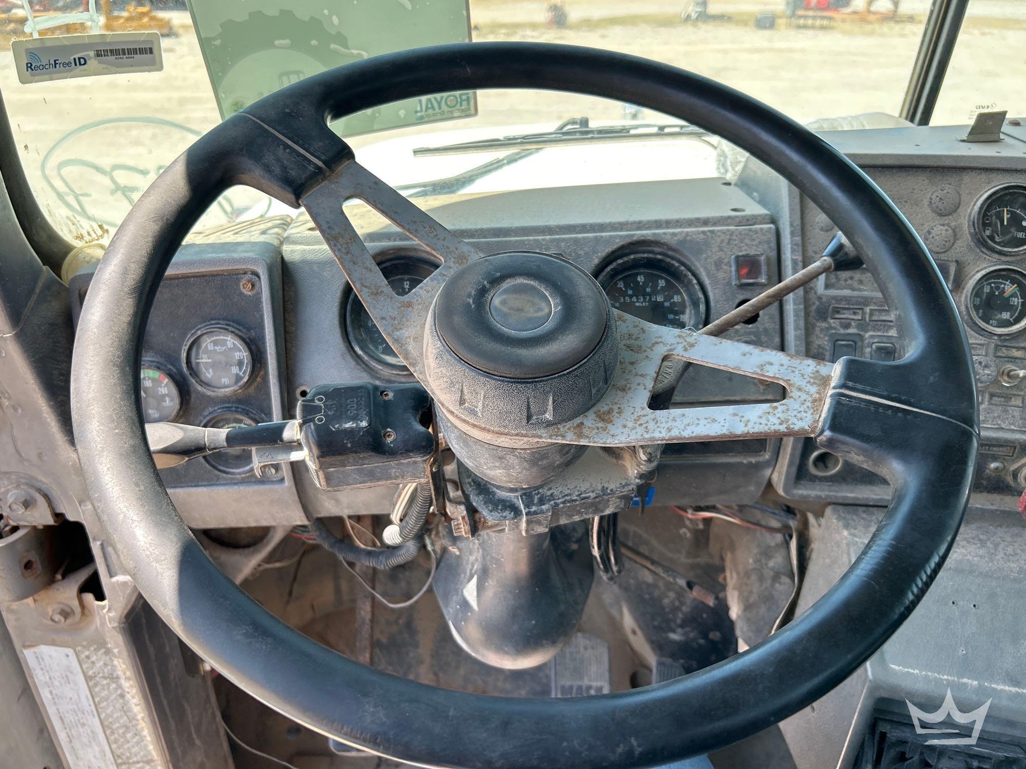 2001 Mack RD690S
