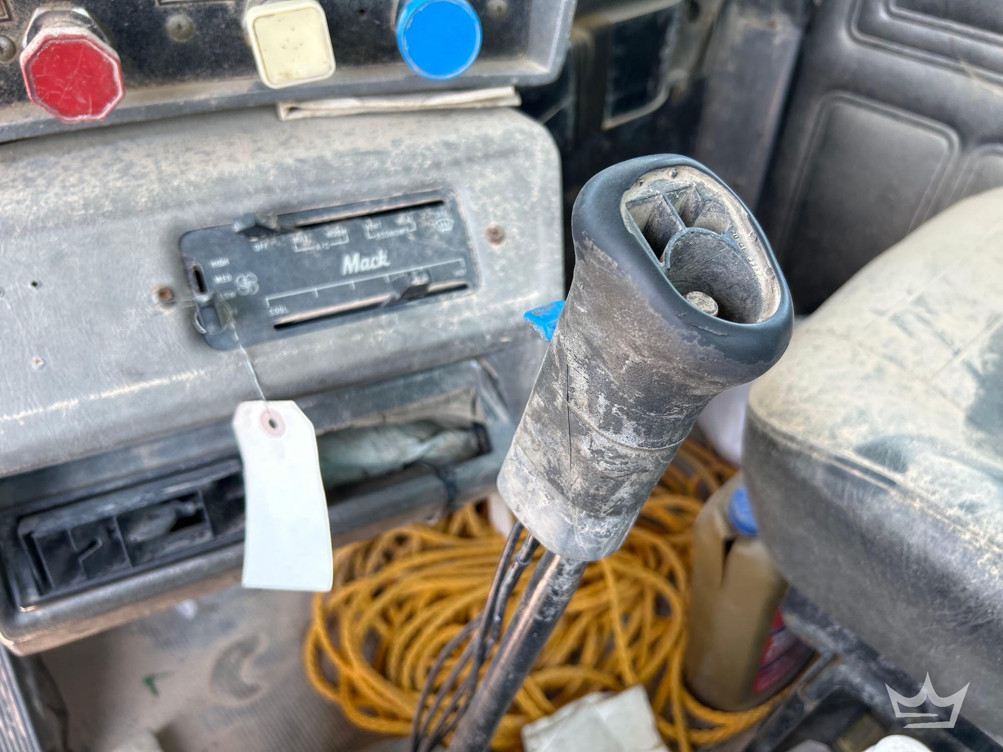 2001 Mack RD690S