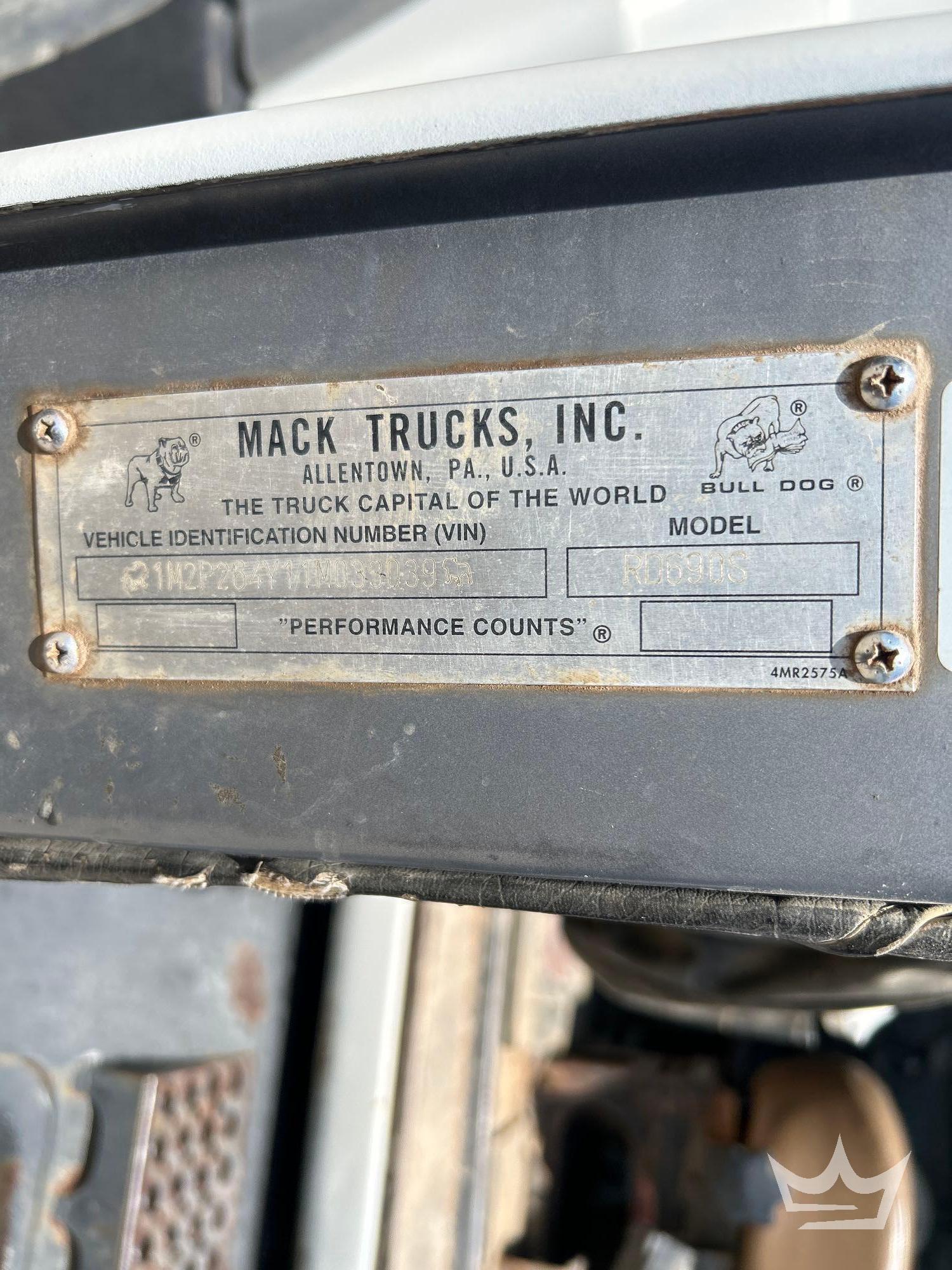 2001 Mack RD690S