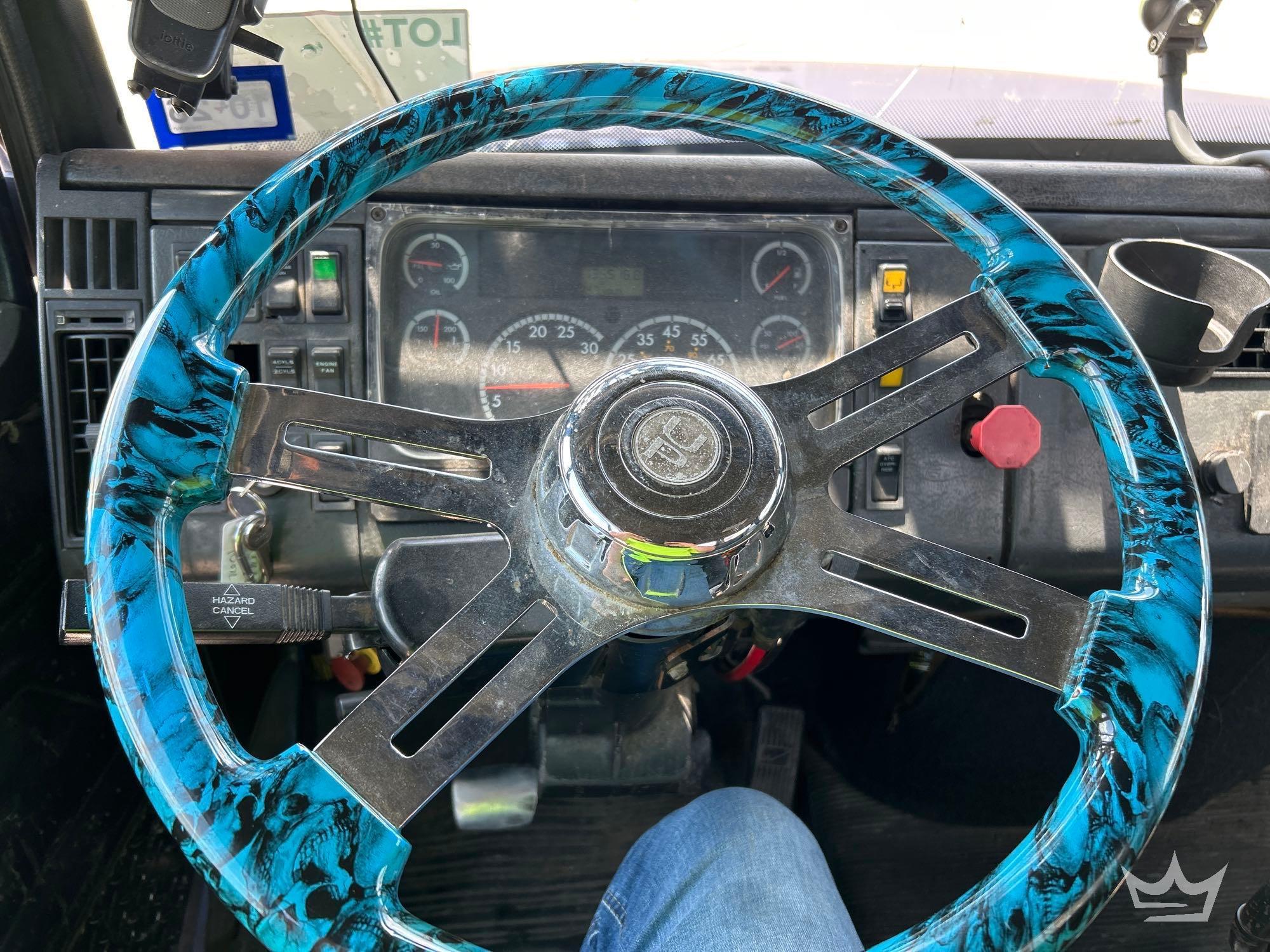 2001 Freightliner FL112