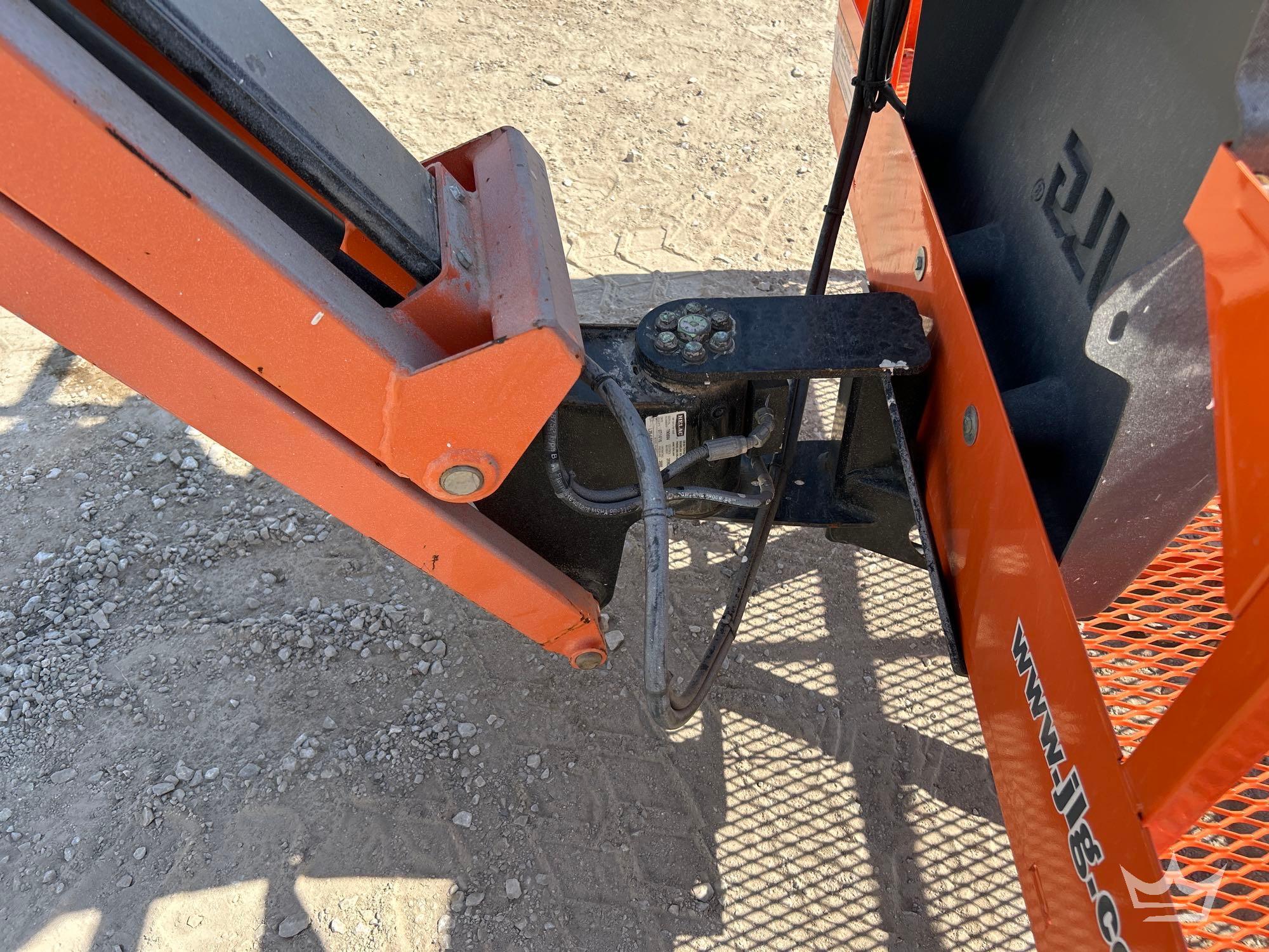 2016 JLG E450AJ