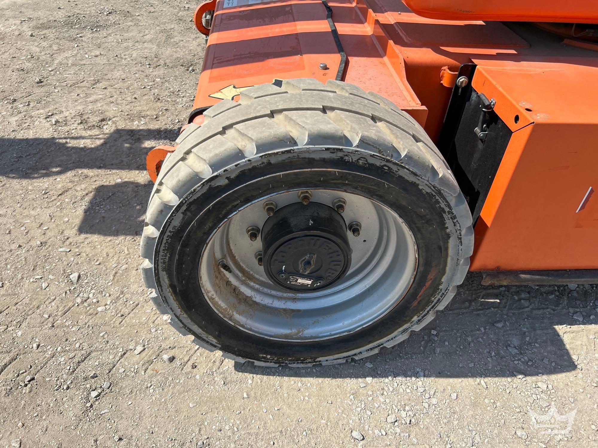 2016 JLG E450AJ