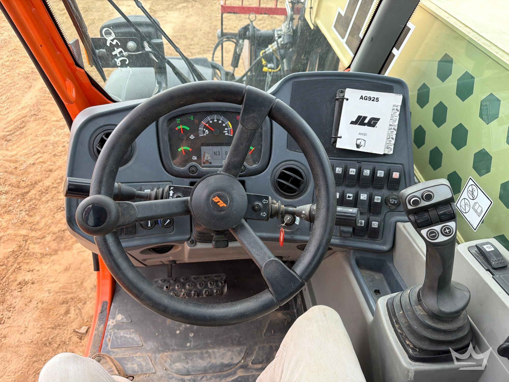 2023 JLG 925