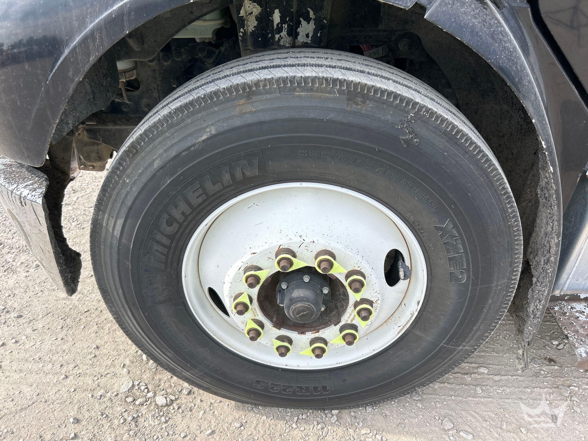 2016 Freightliner M2106