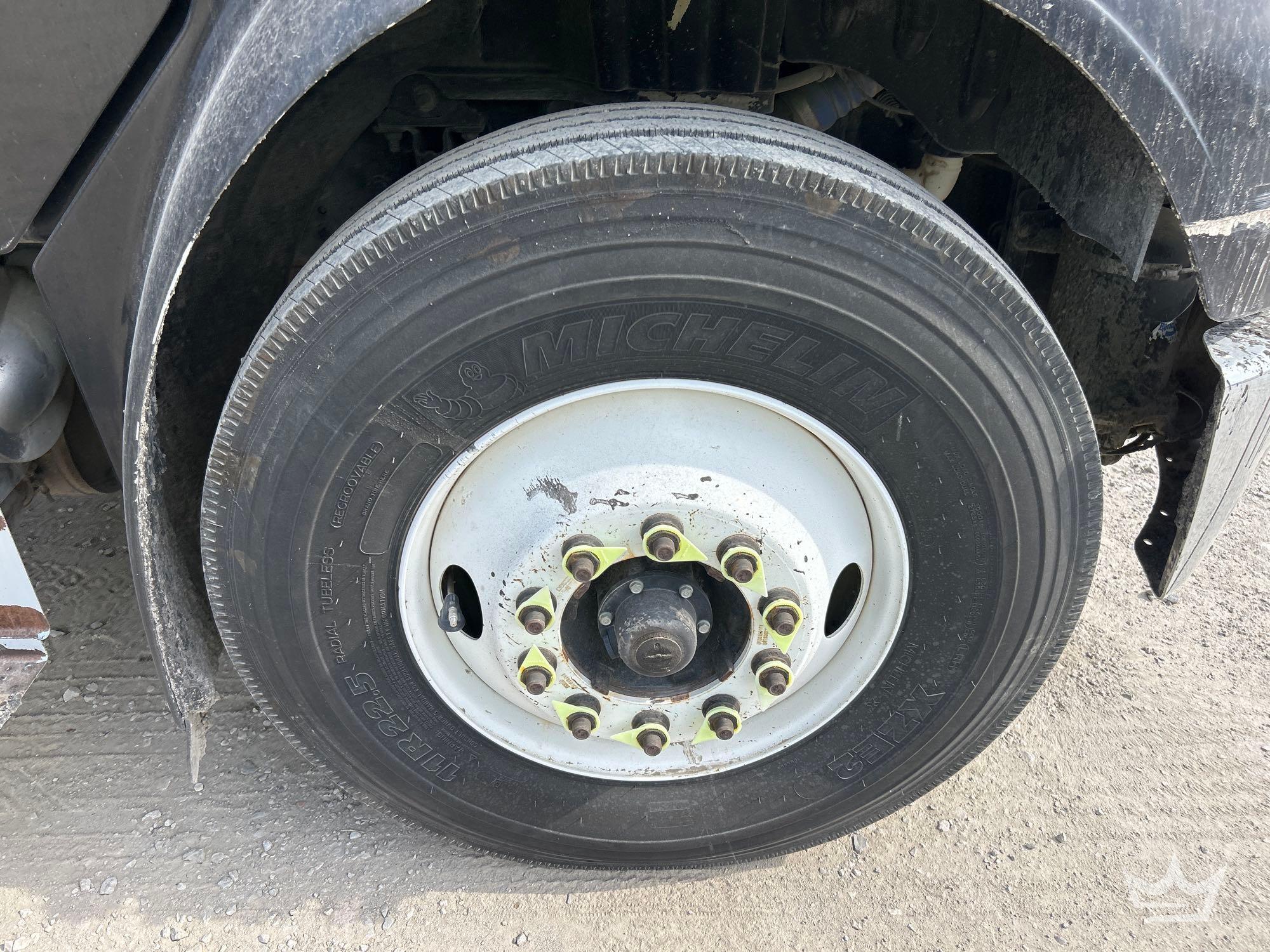 2016 Freightliner M2106