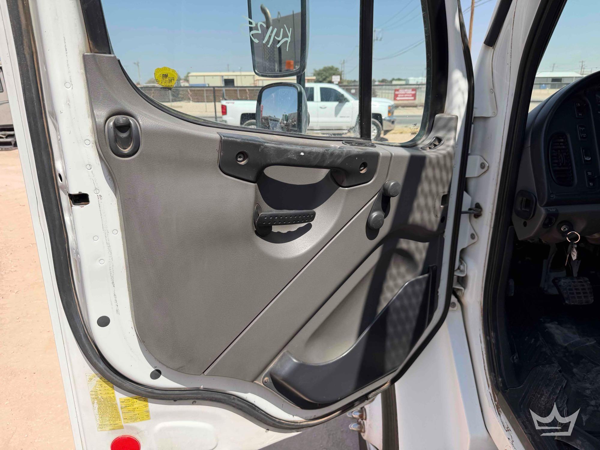 2004 Freightliner M2 106
