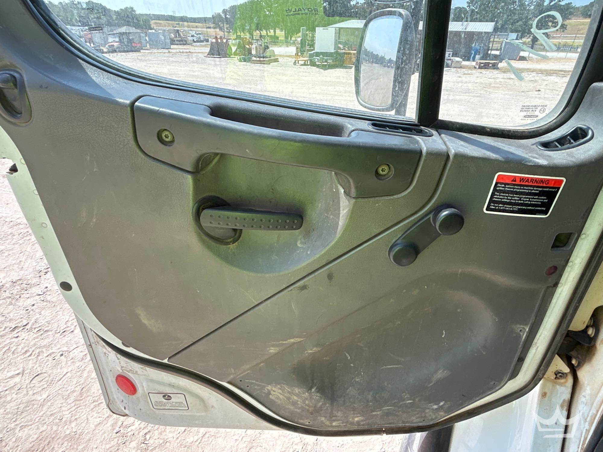 2012 Freightliner M2 106
