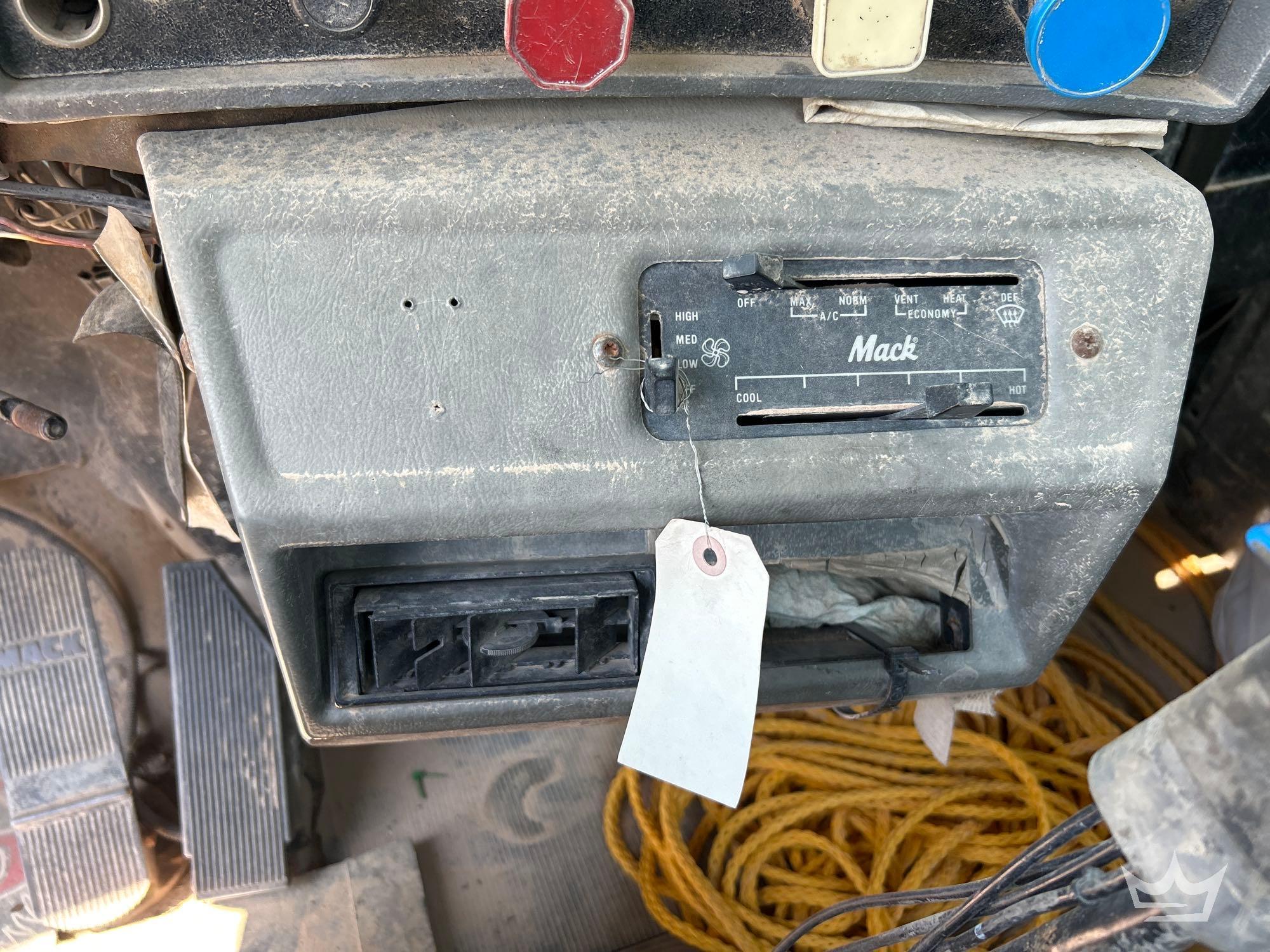 2001 Mack RD690S