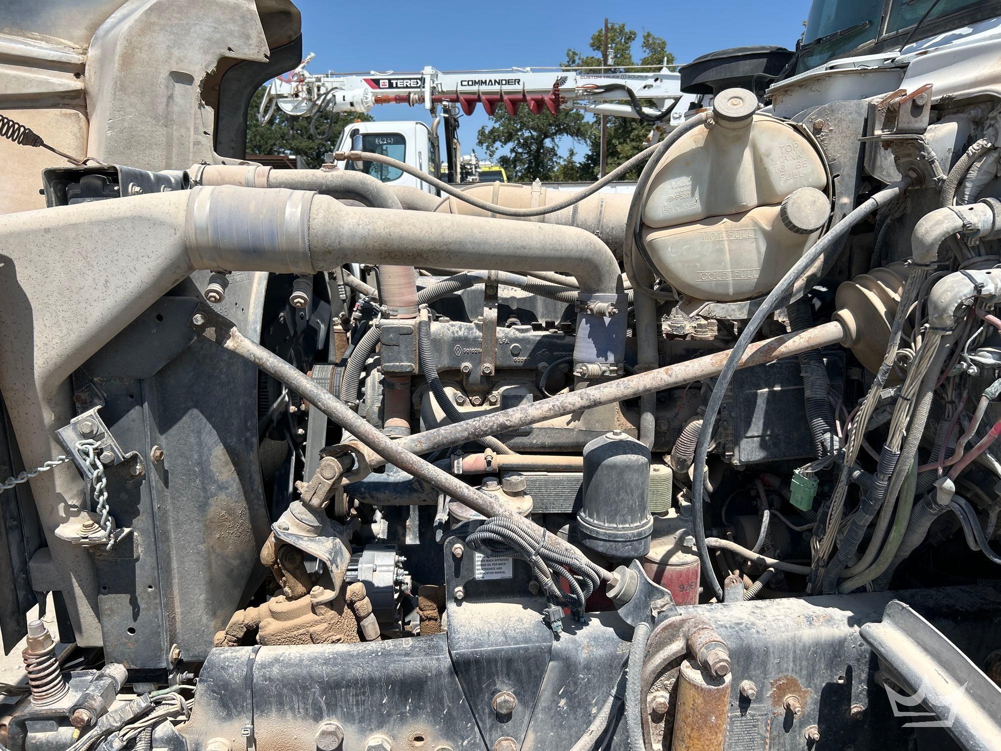 2001 Mack RD690S