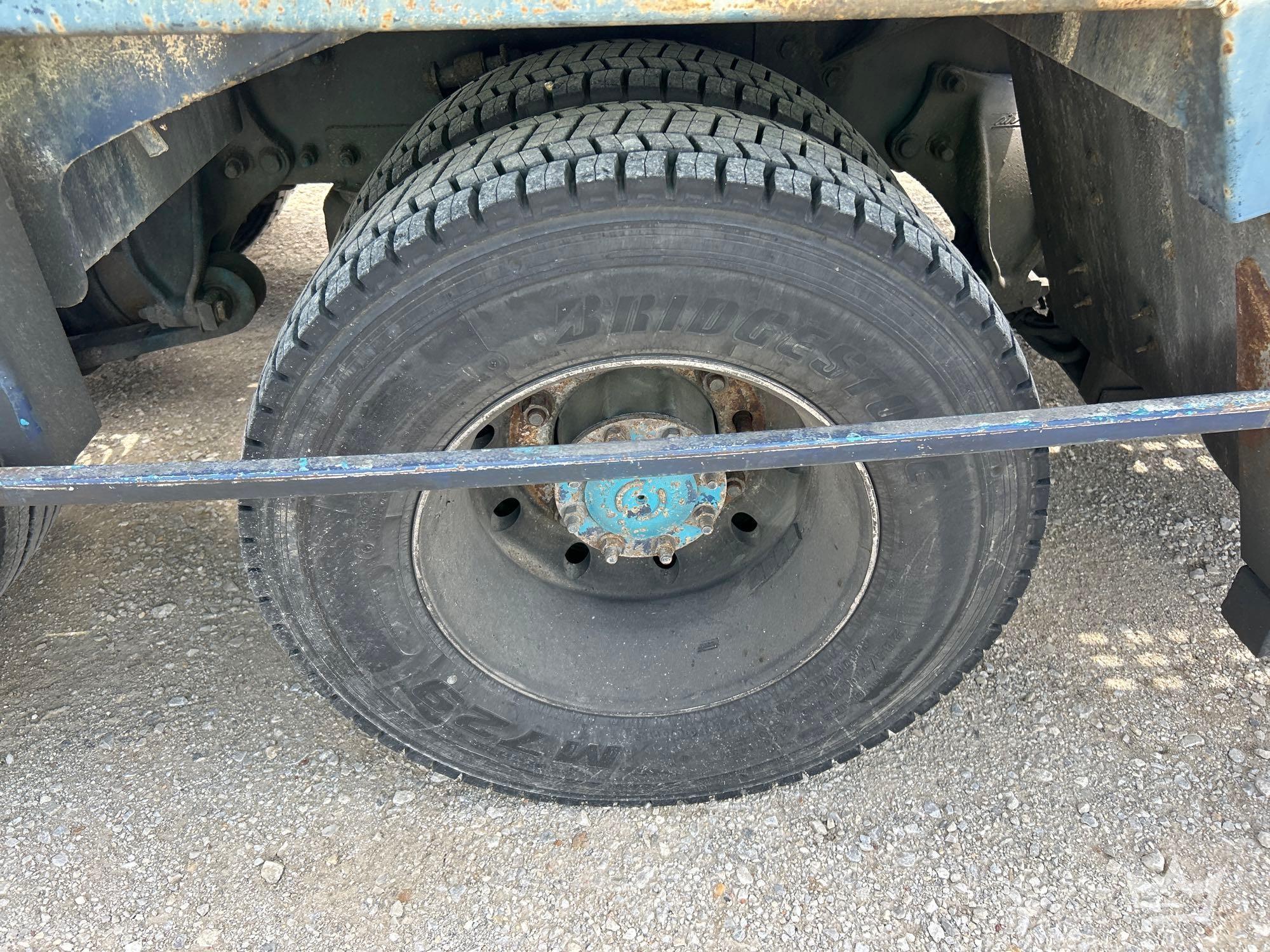 2001 Freightliner FL112
