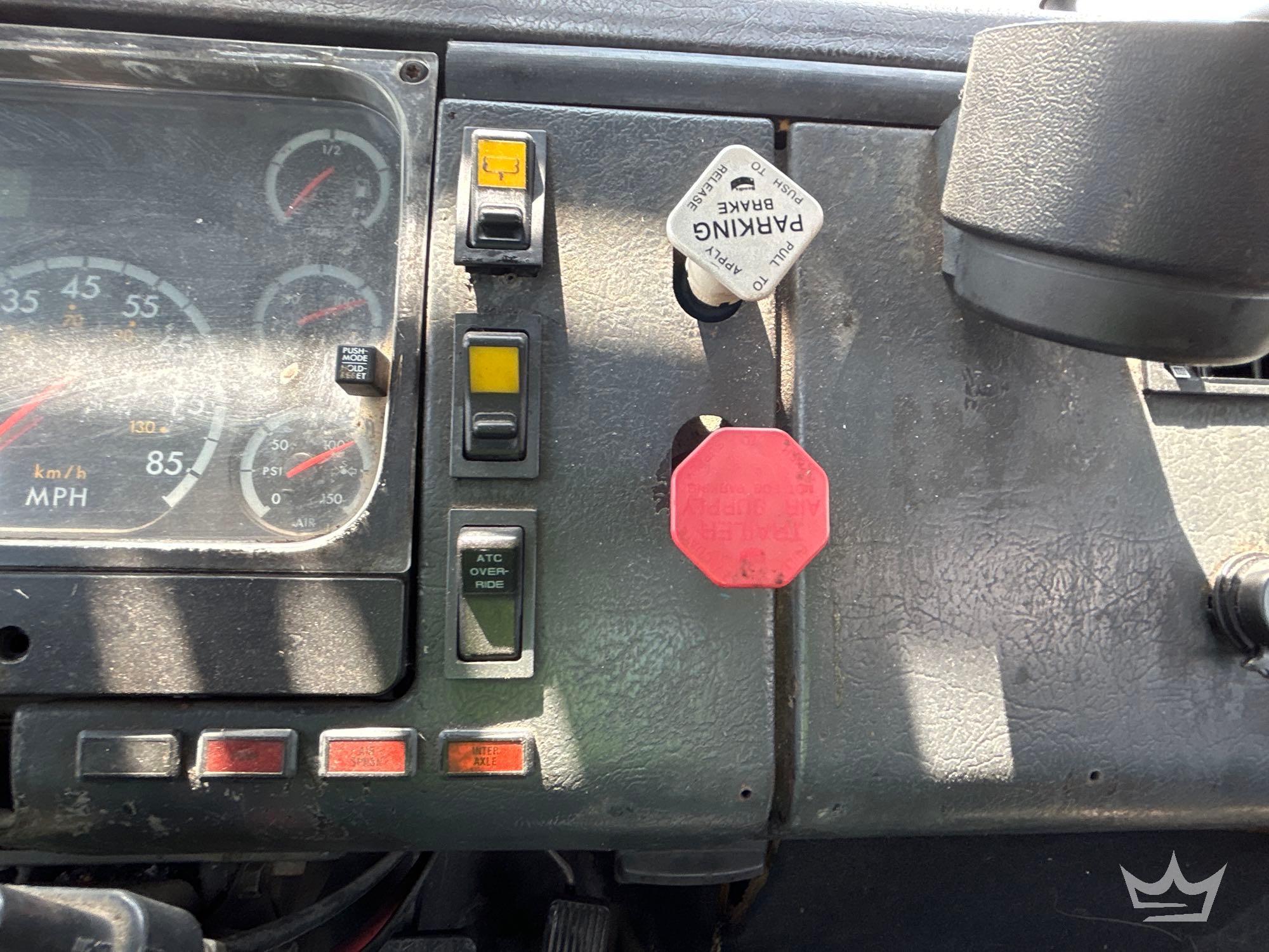 2001 Freightliner FL112