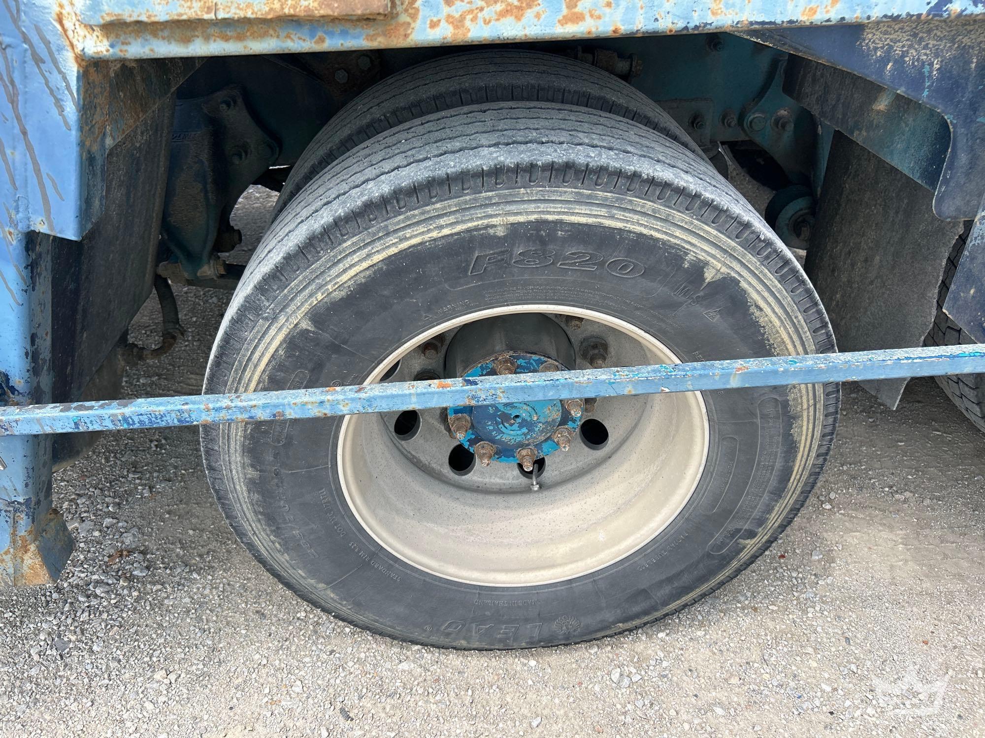 2001 Freightliner FL112