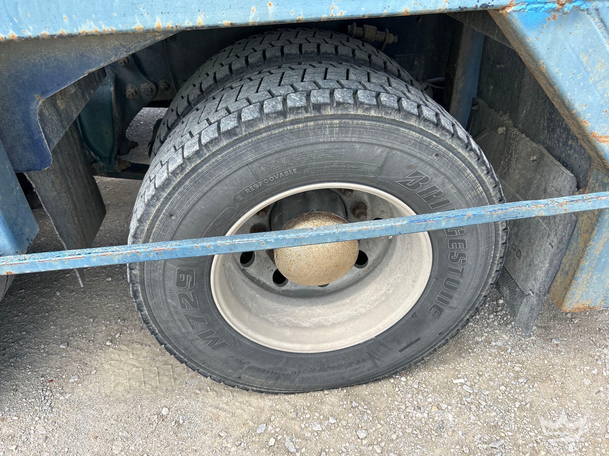 2001 Freightliner FL112