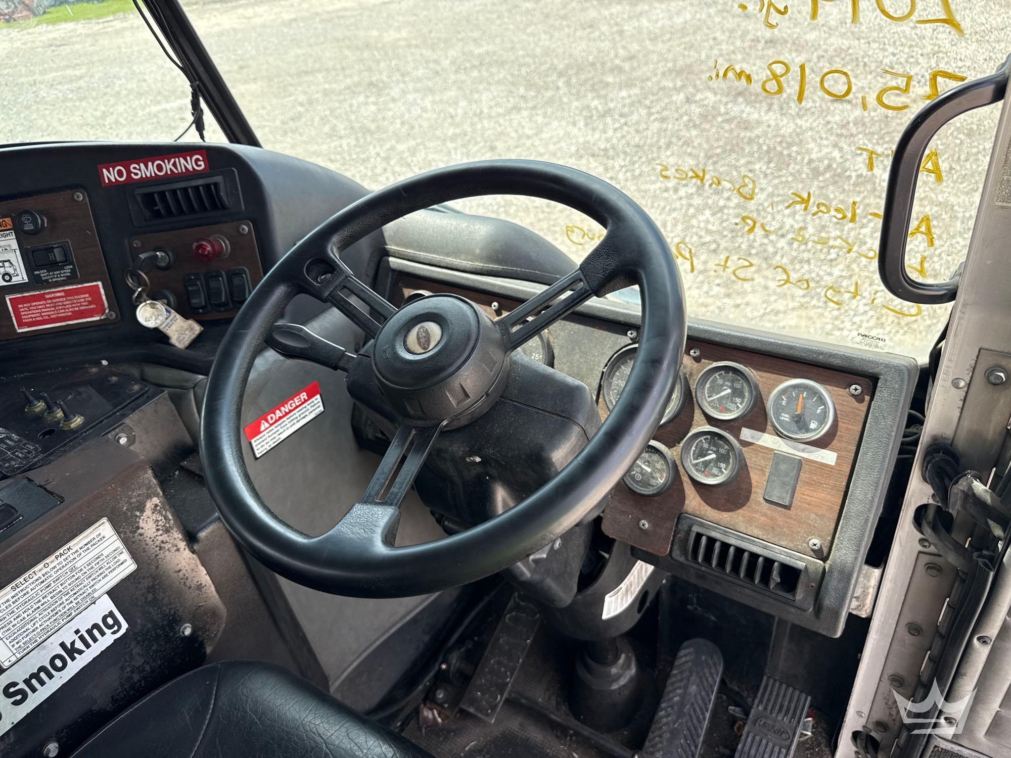 2014 Peterbilt 320
