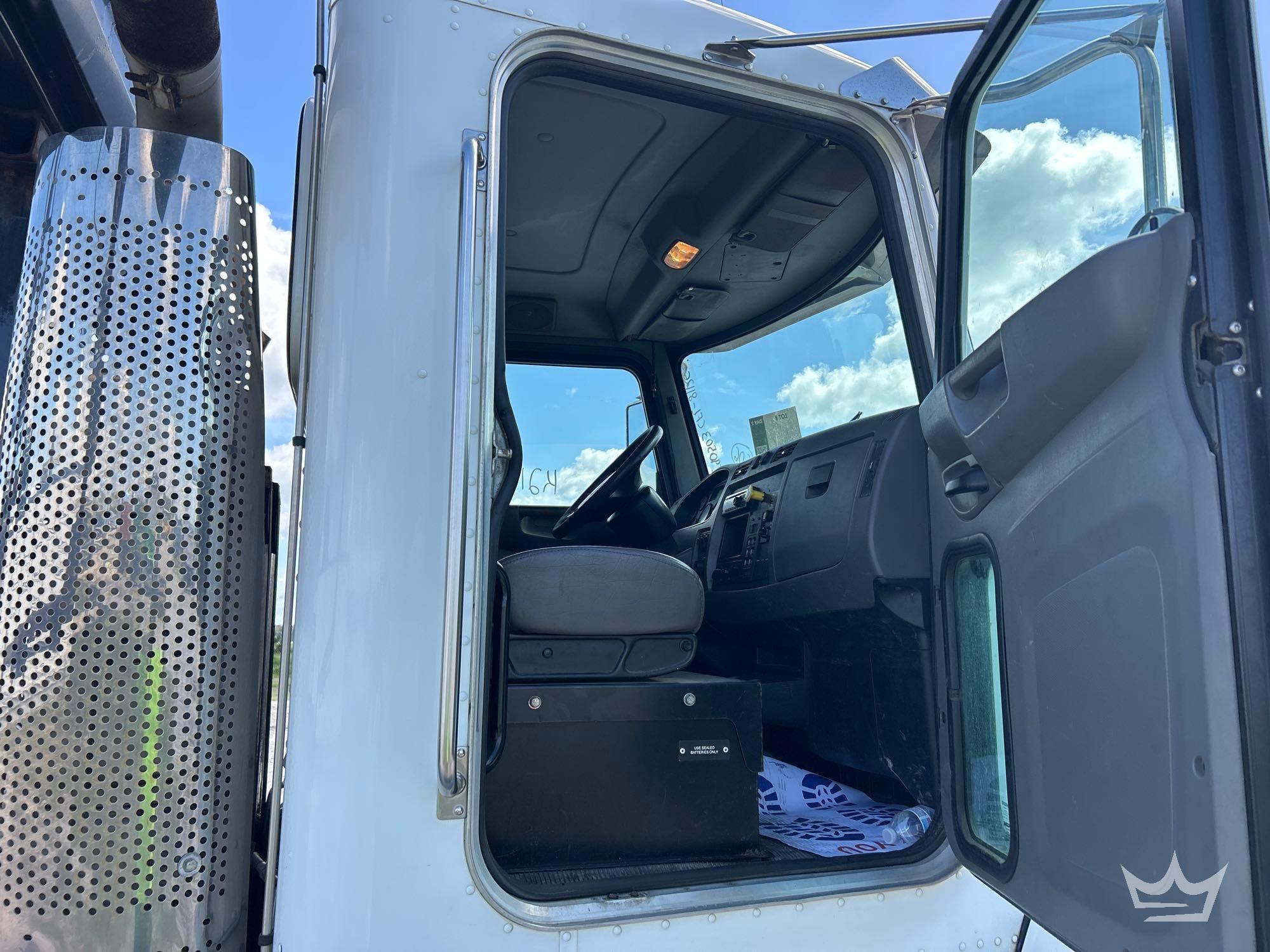 2016 Peterbilt 348