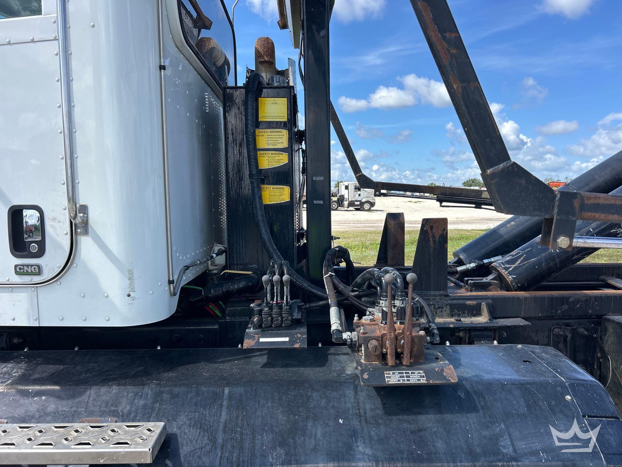 2016 Peterbilt 348
