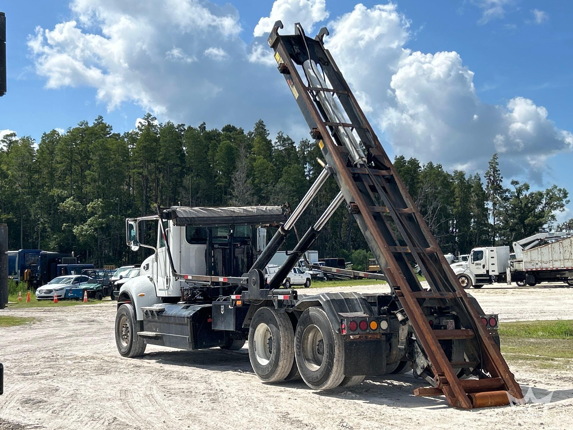 2016 Peterbilt 348
