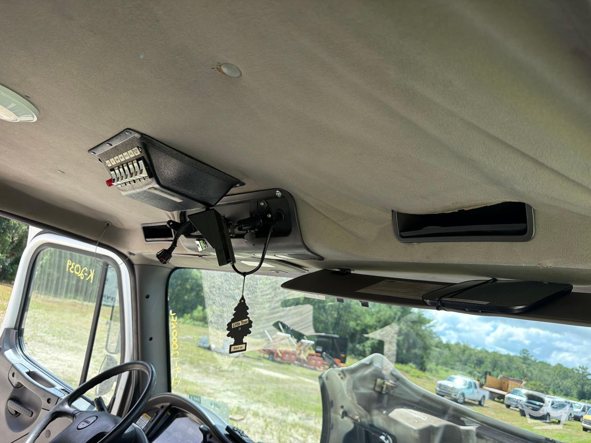 2011 Freightliner M2 106