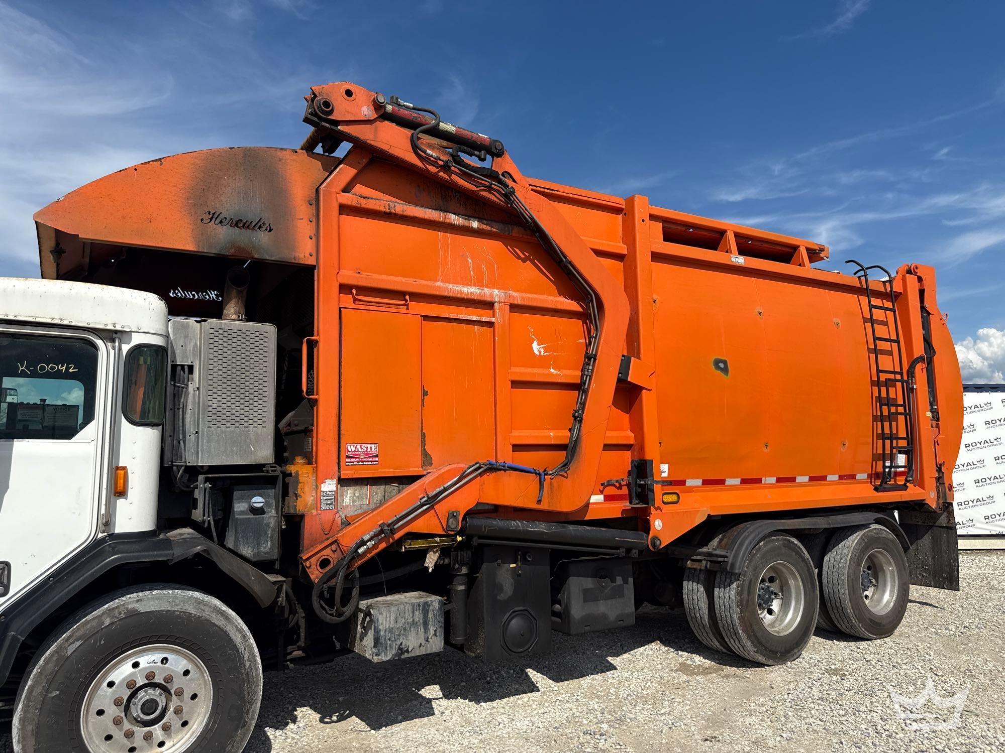 2014 Peterbilt 320
