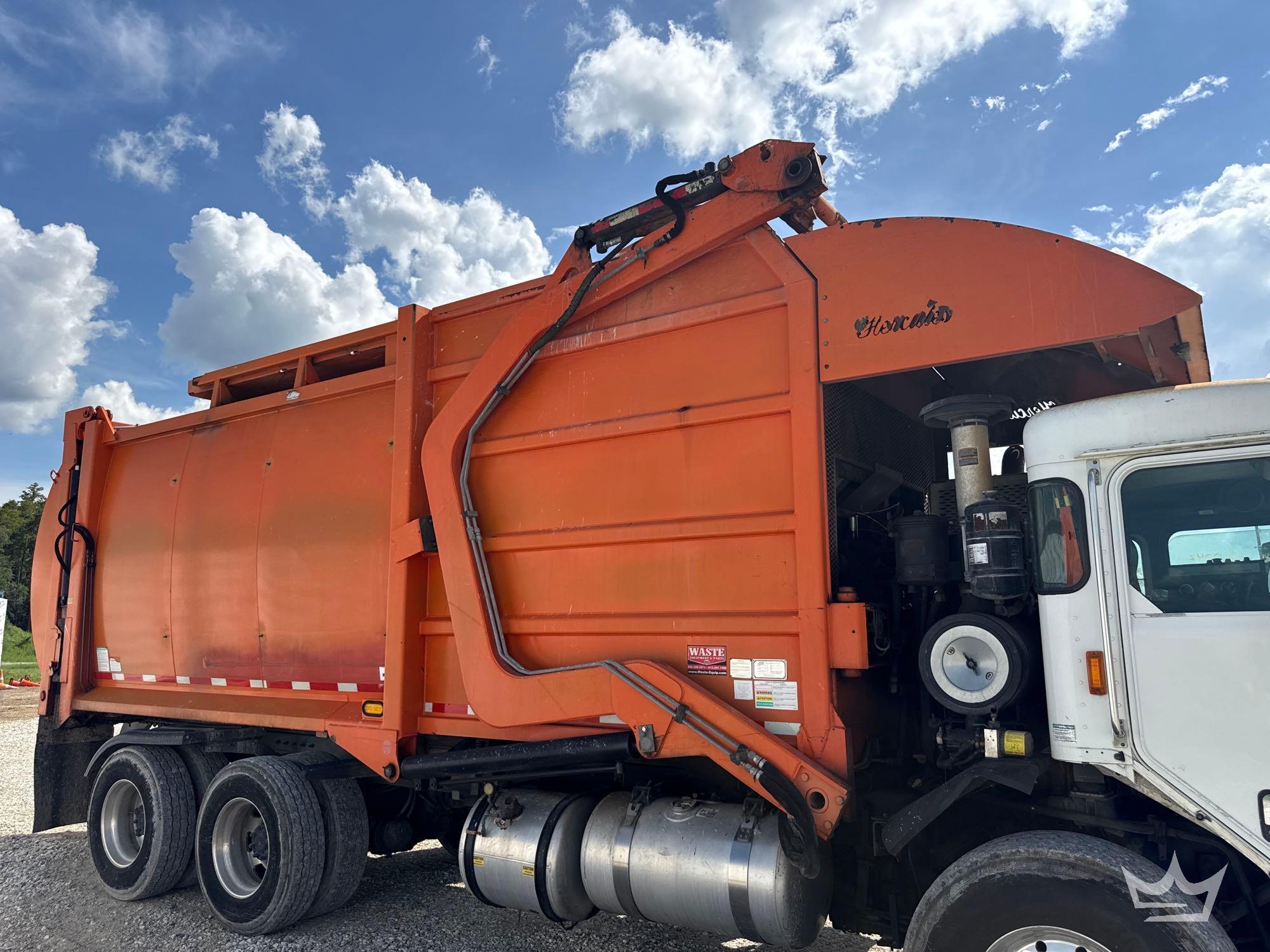2014 Peterbilt 320