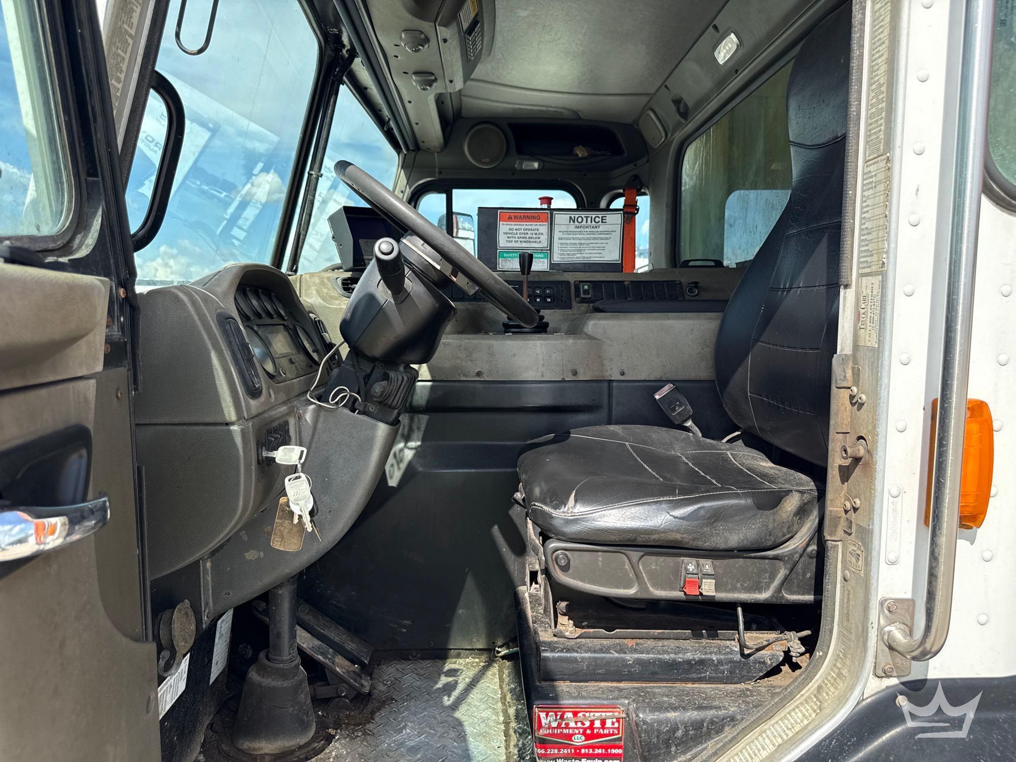 2014 Peterbilt 320