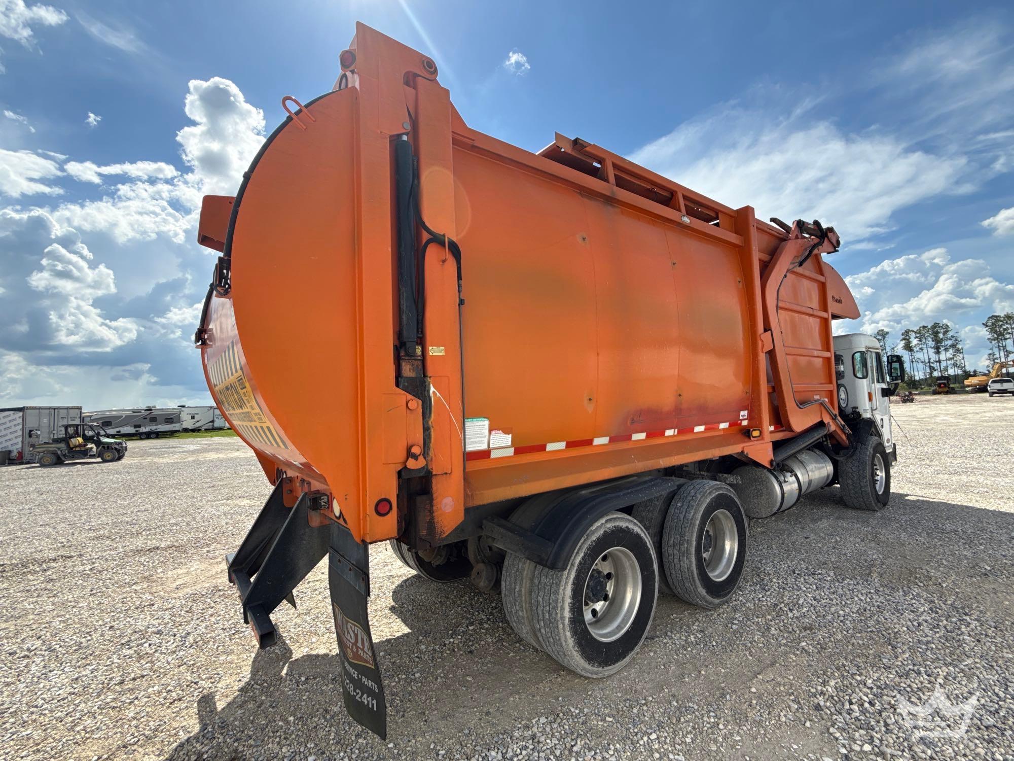2014 Peterbilt 320