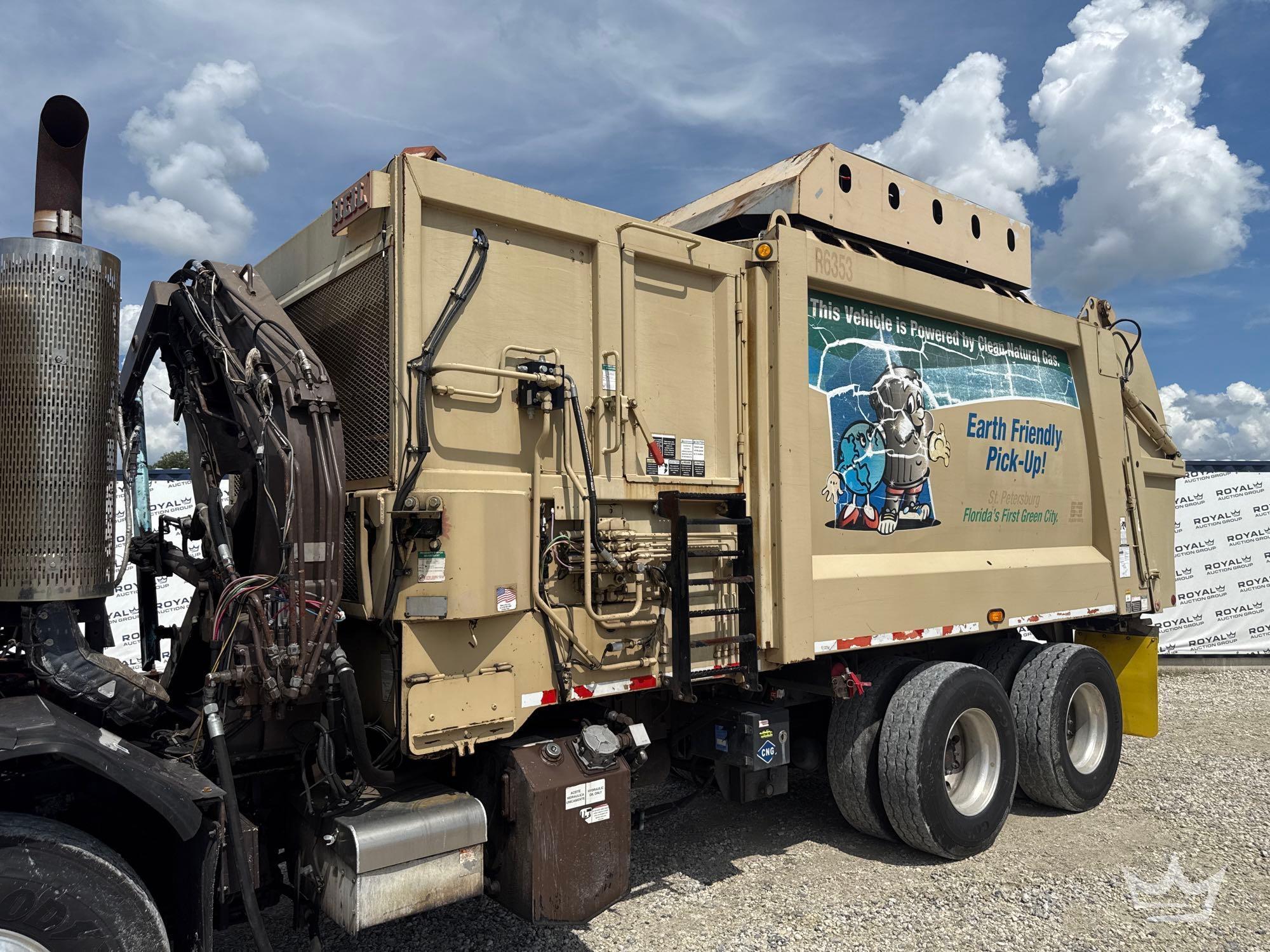 2014 Peterbilt 320