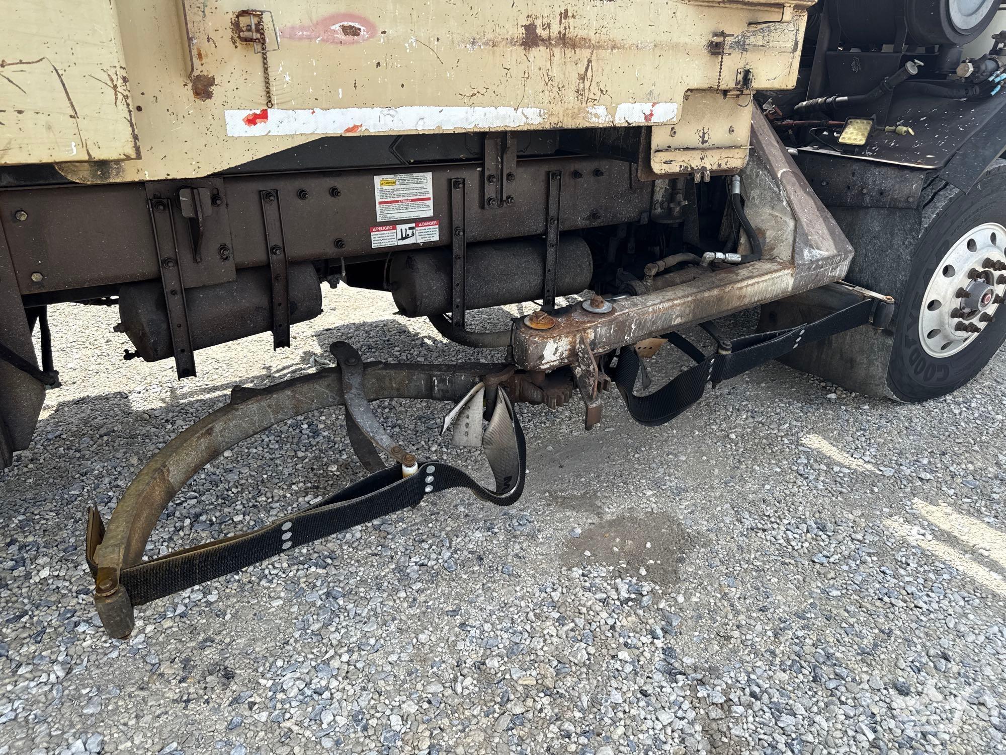 2014 Peterbilt 320