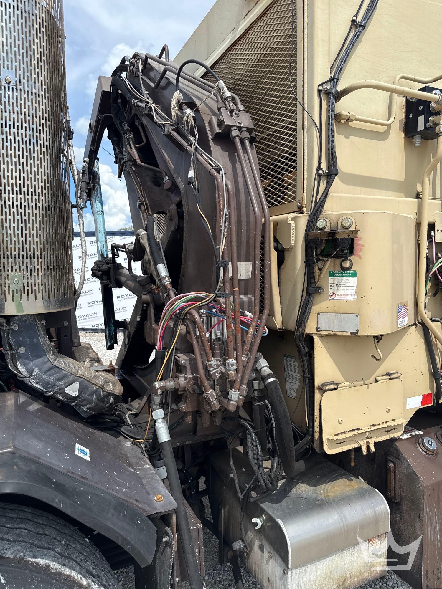 2014 Peterbilt 320