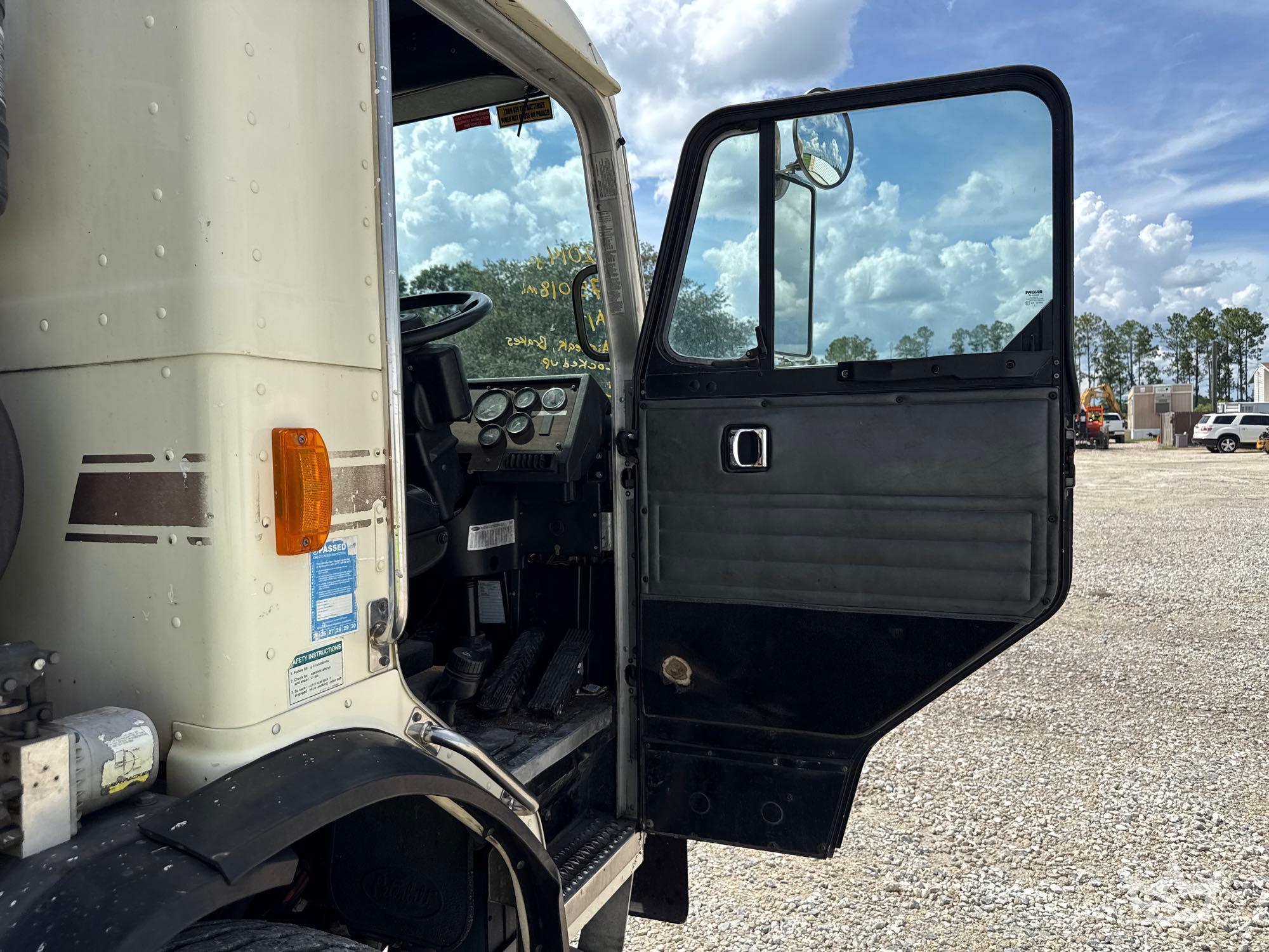 2014 Peterbilt 320