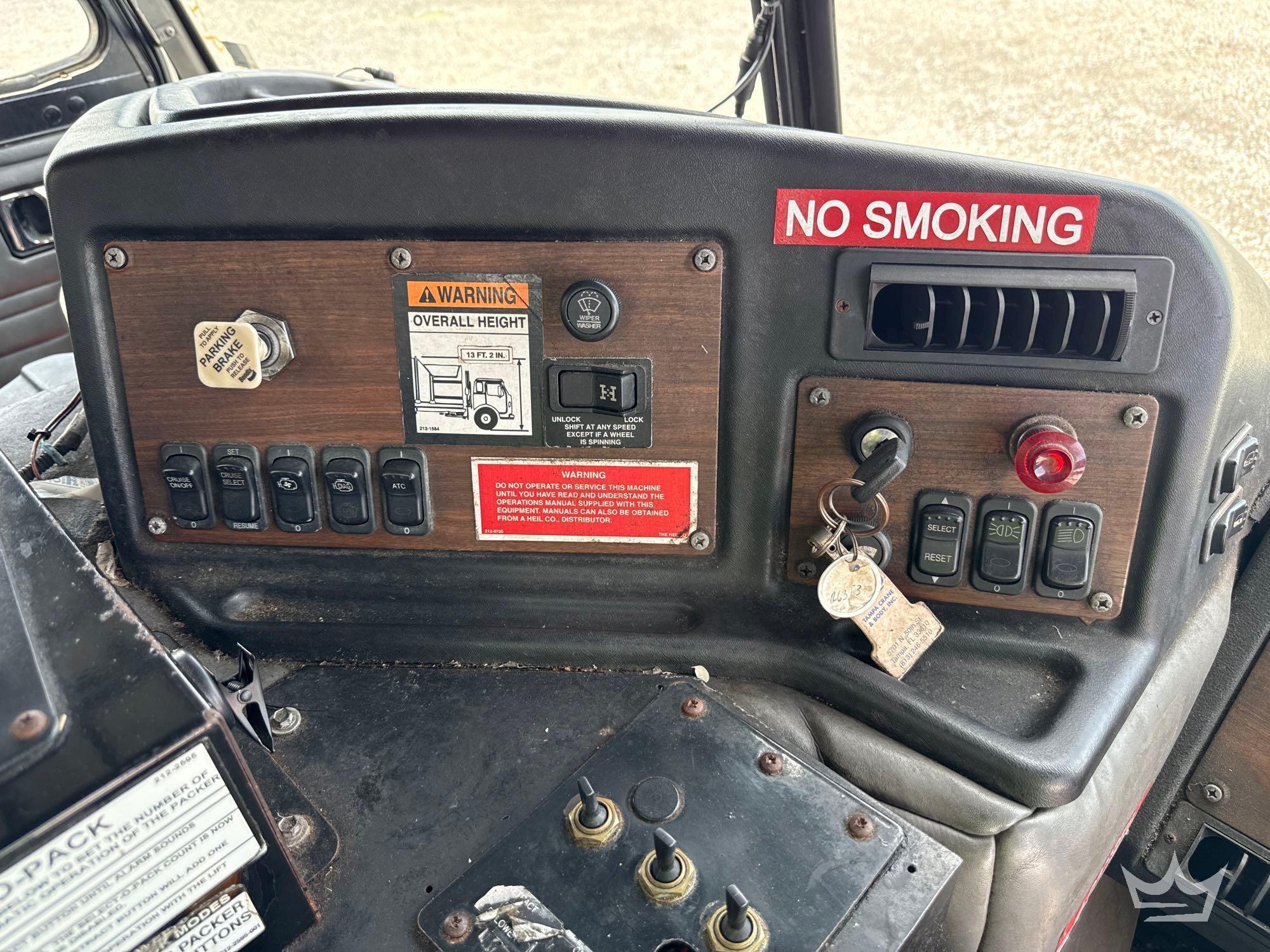 2014 Peterbilt 320