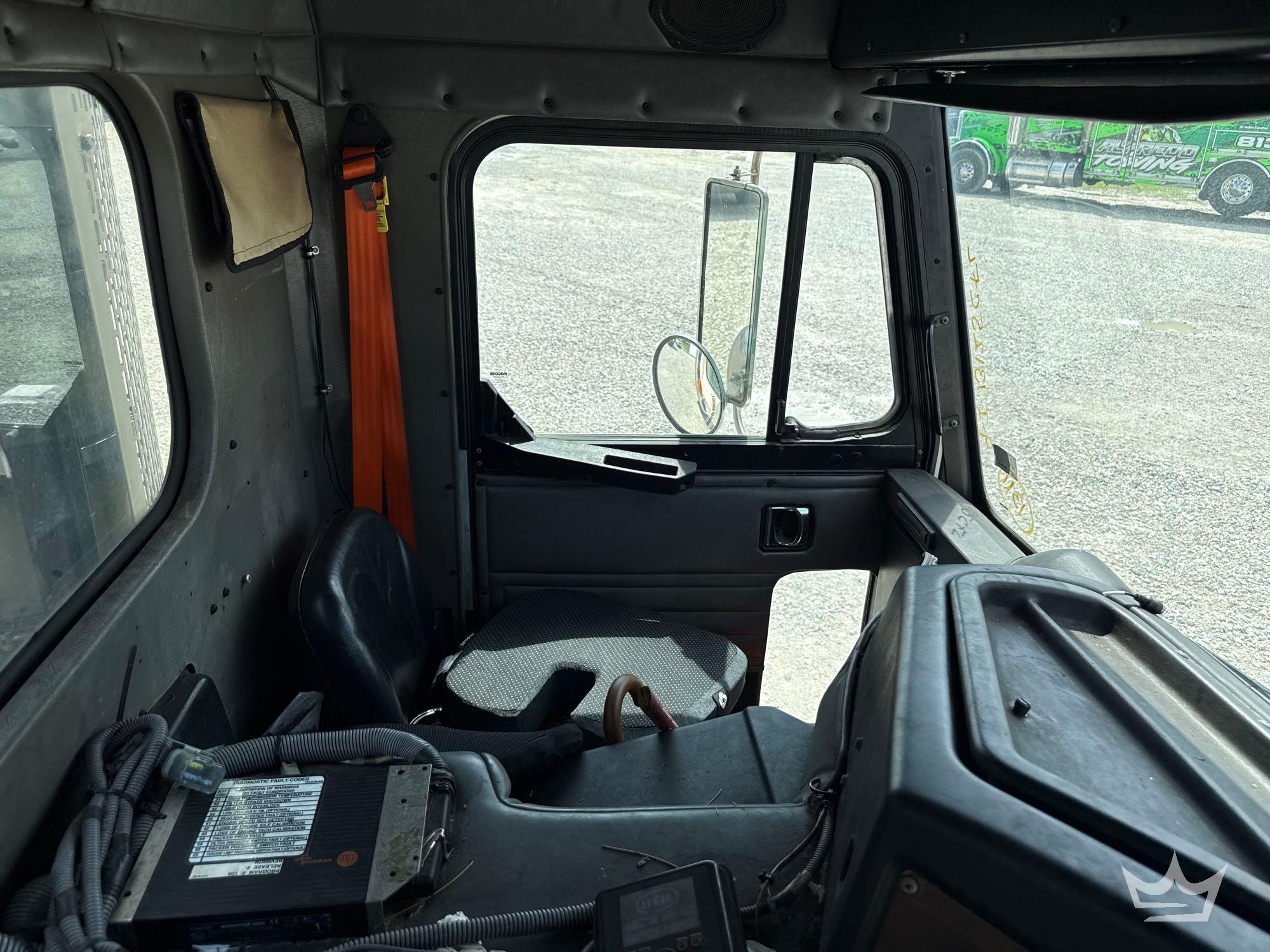 2014 Peterbilt 320
