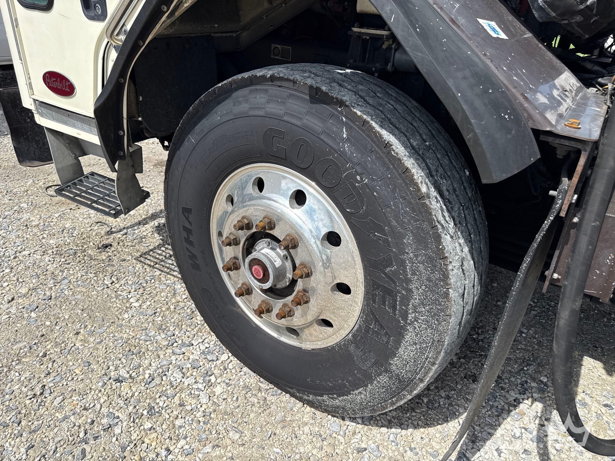 2014 Peterbilt 320