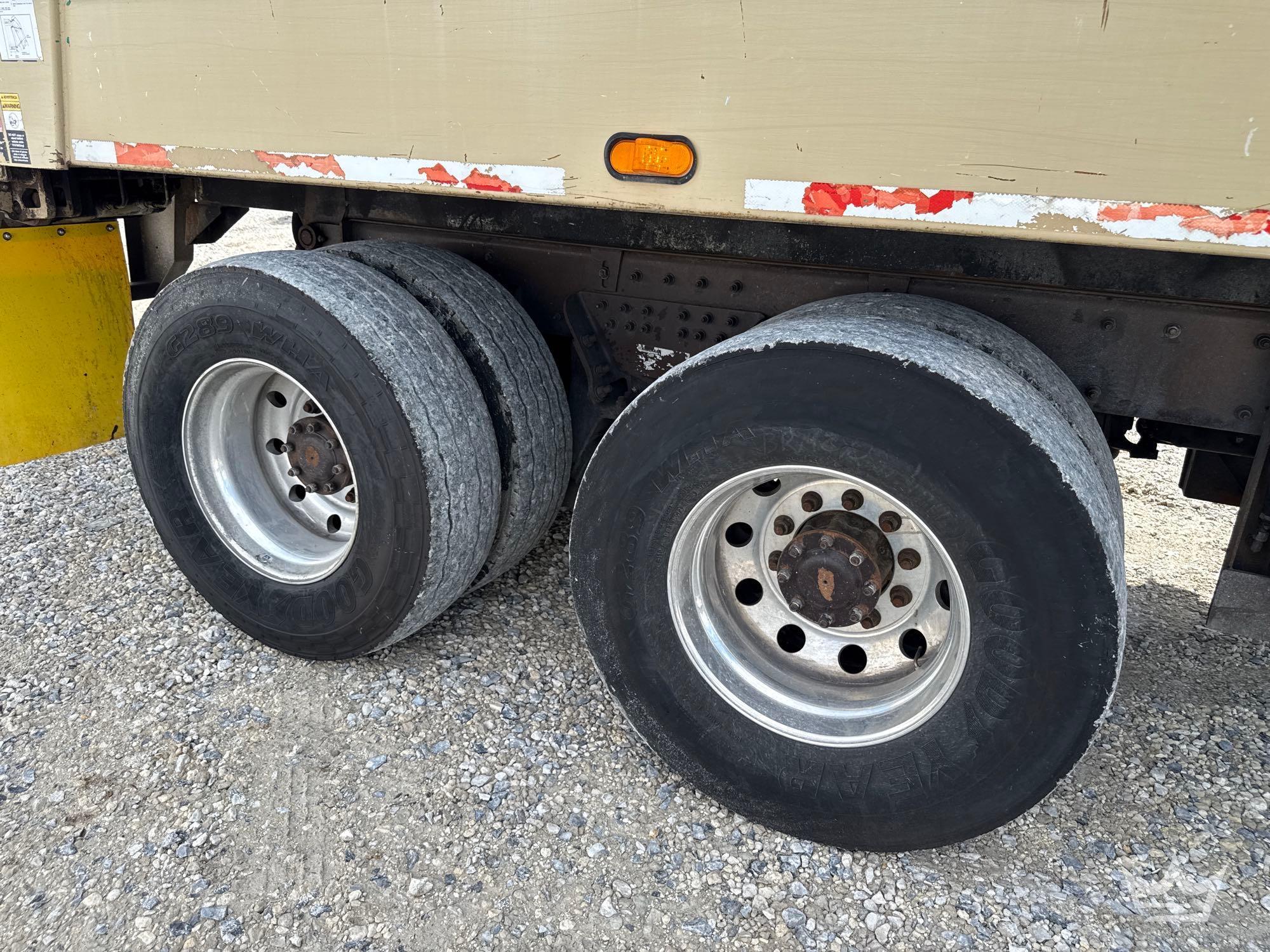 2014 Peterbilt 320