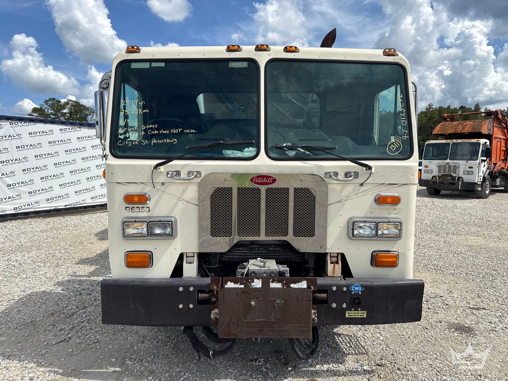 2014 Peterbilt 320