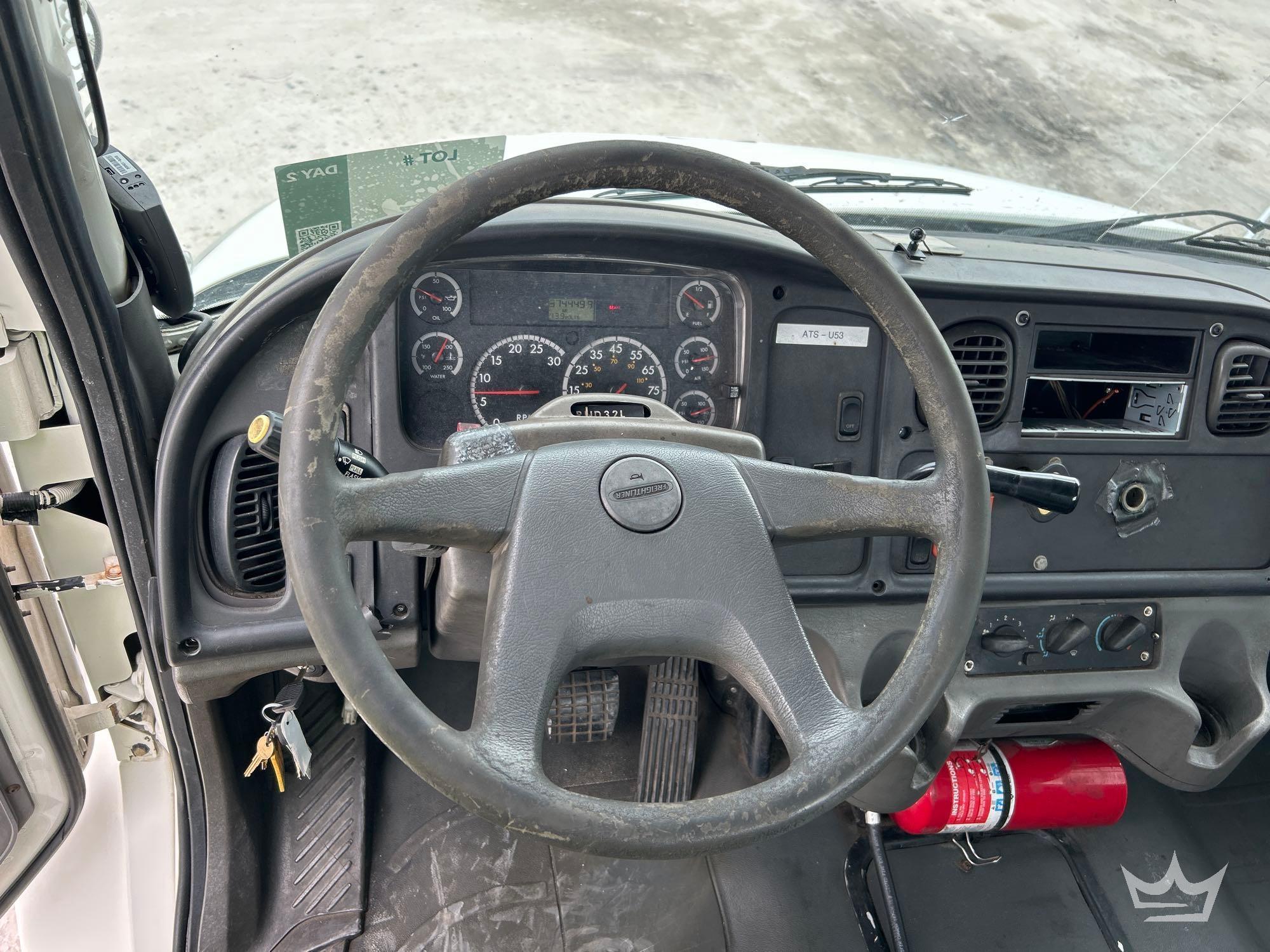 2006 Freightliner M2 106 SPORTCH