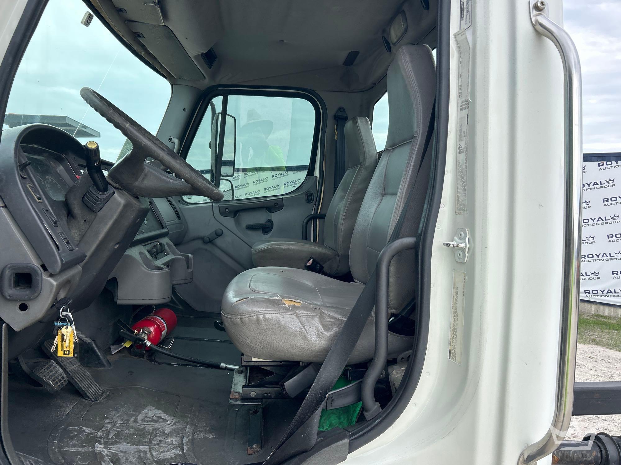 2006 Freightliner M2 106 SPORTCH