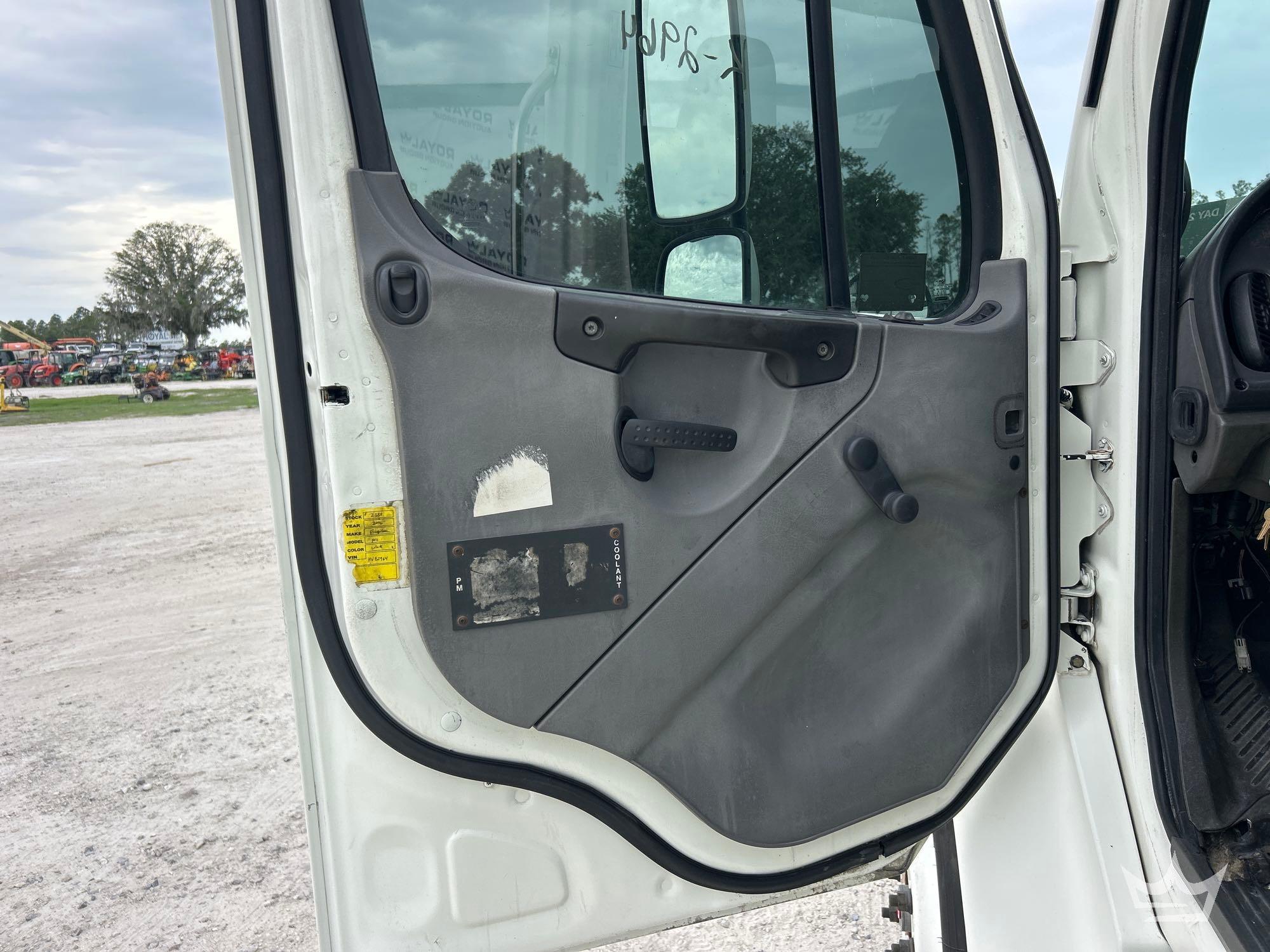 2006 Freightliner M2 106 SPORTCH