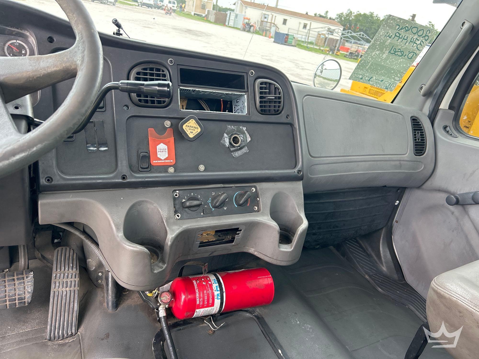 2006 Freightliner M2 106 SPORTCH