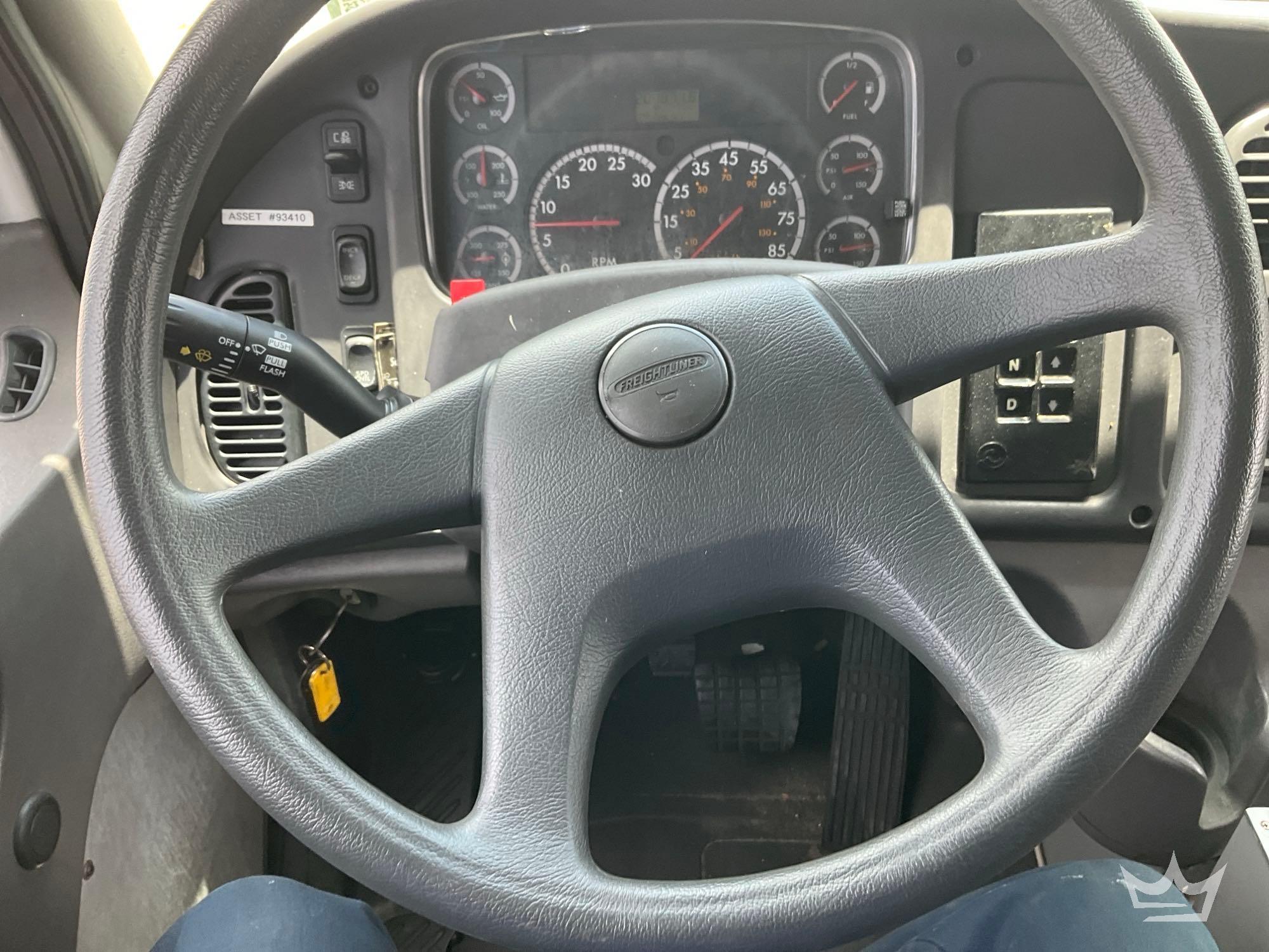 2003 Freightliner M2 106