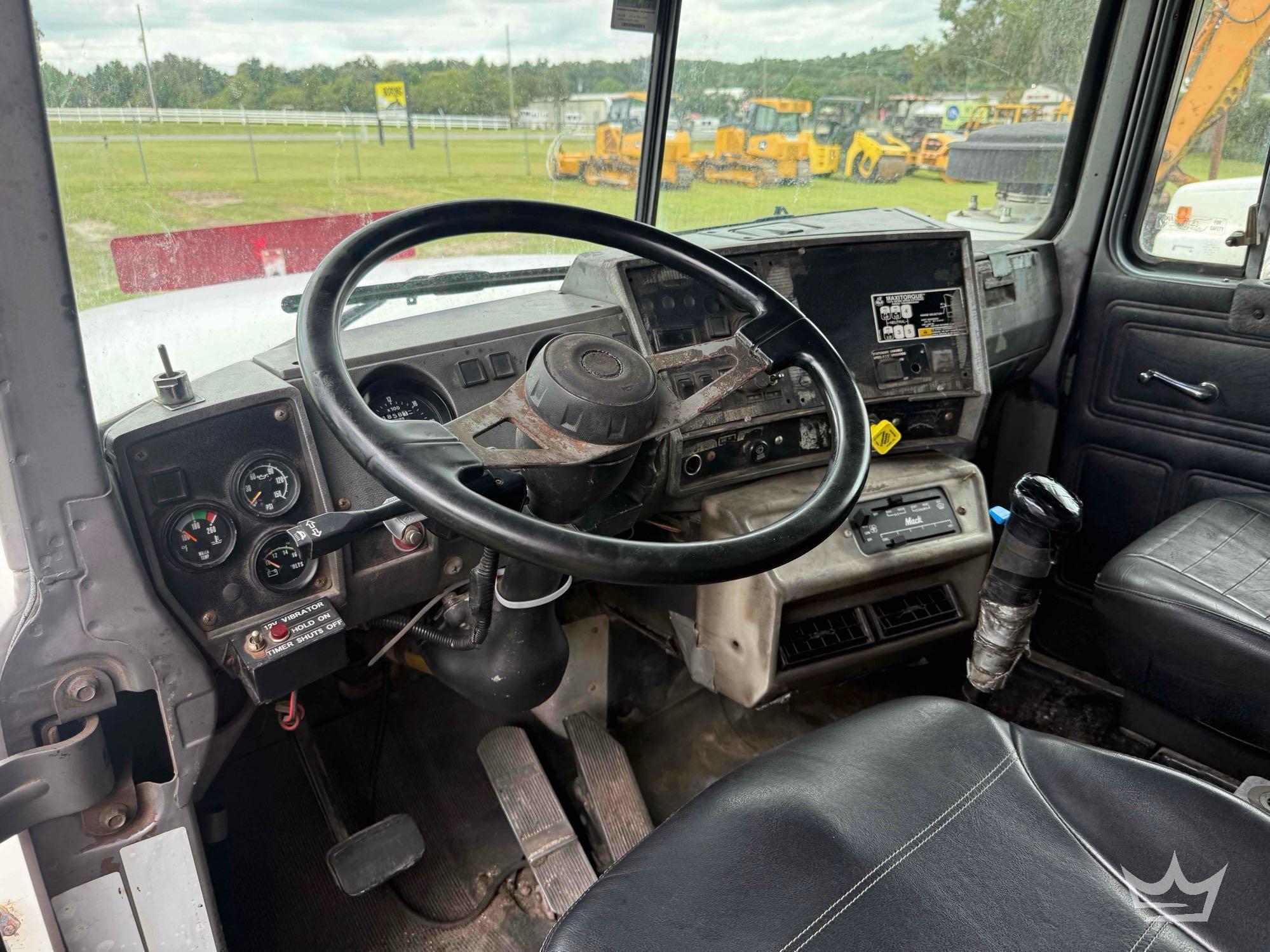 2000 Mack RD690S