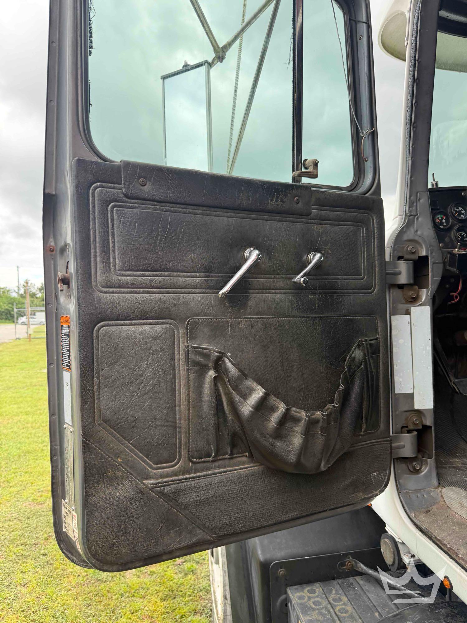 2000 Mack RD690S