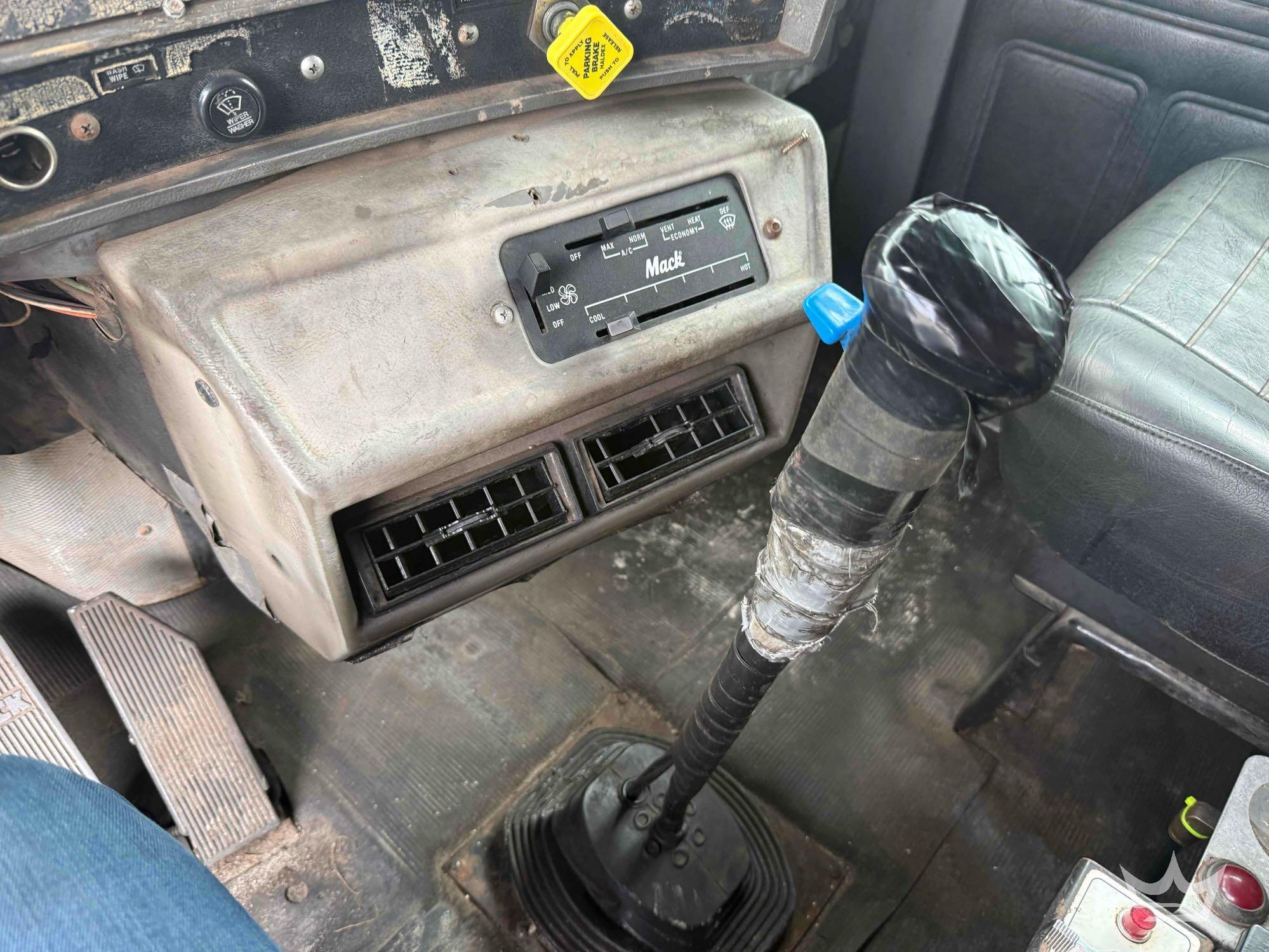 2000 Mack RD690S