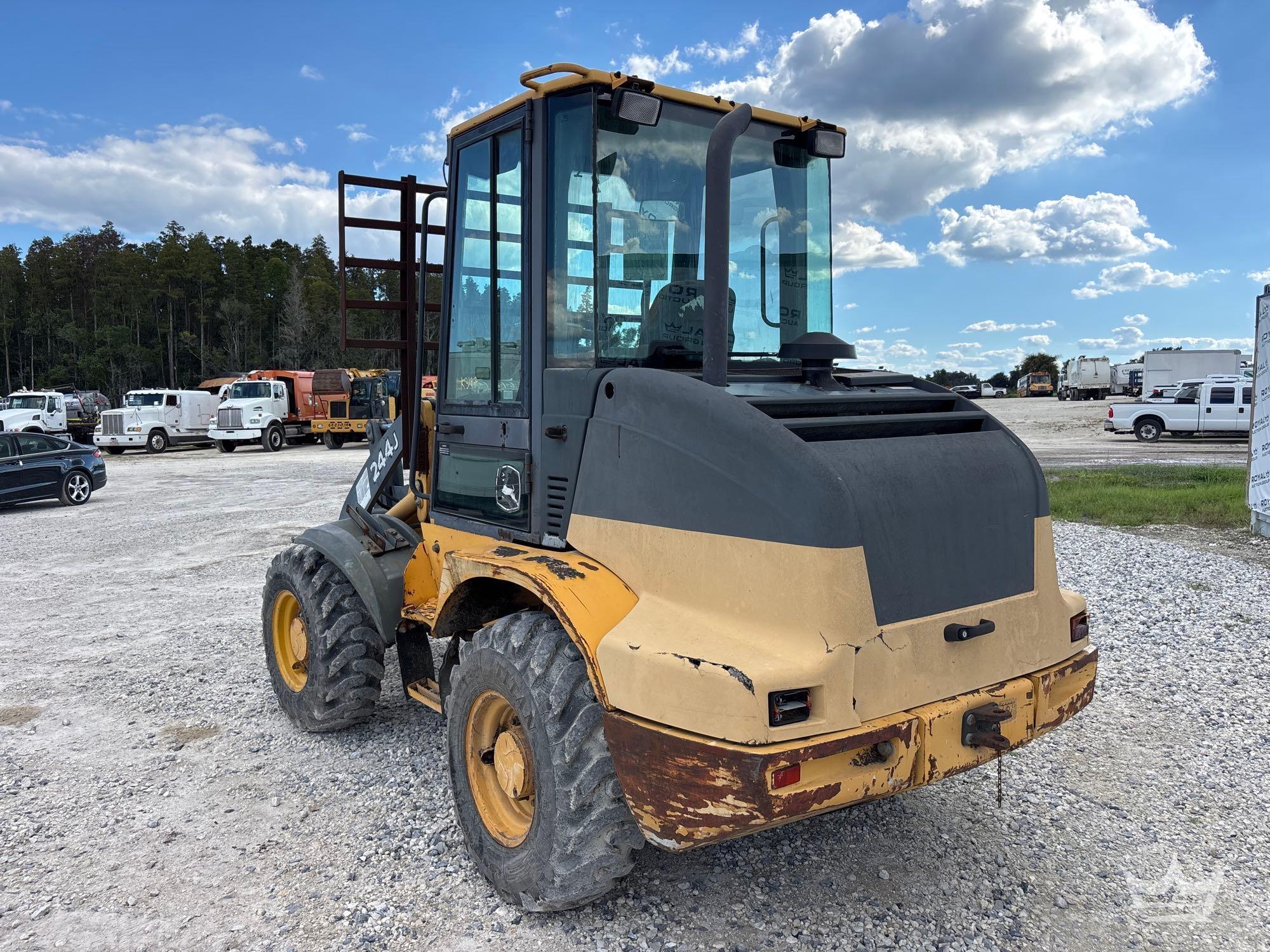 2005 John Deere 244J