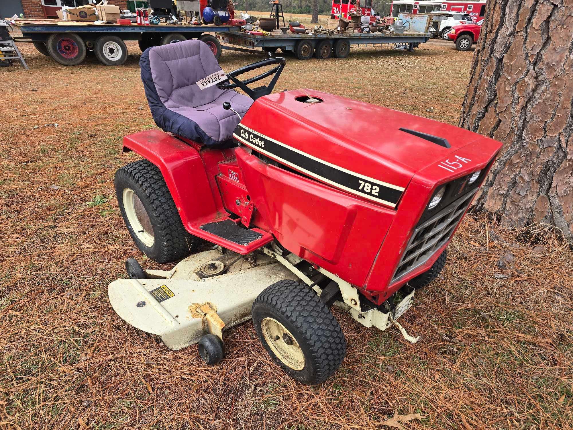 I.H. CUB CADET 782 LAWN MOWER