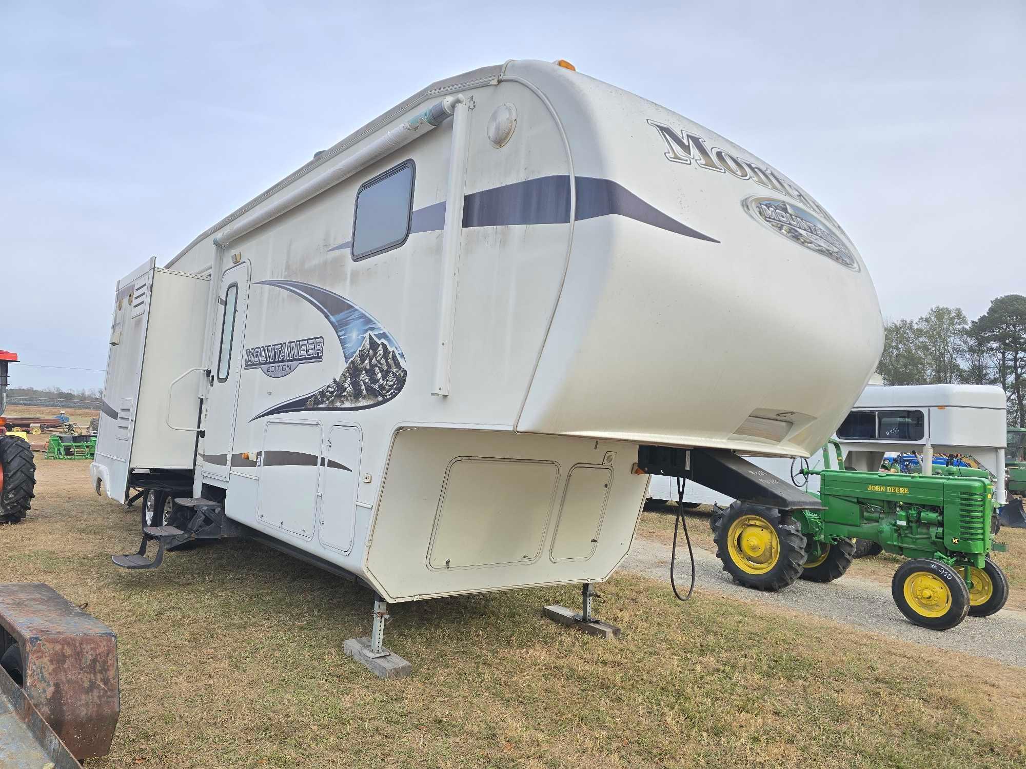 2011 KEYSTONE MONTANA 5TH WHEEL CAMPER