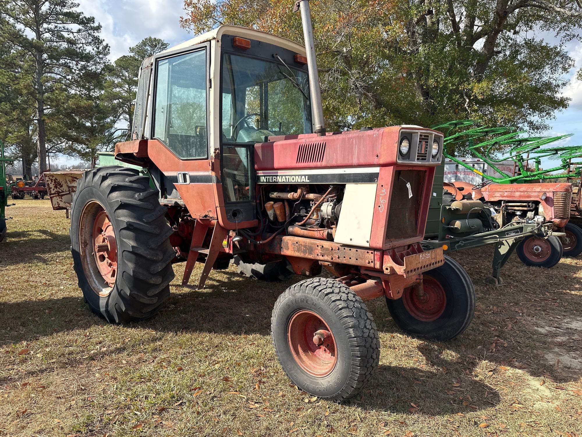 INTERNATIONAL 1086 TRACTOR