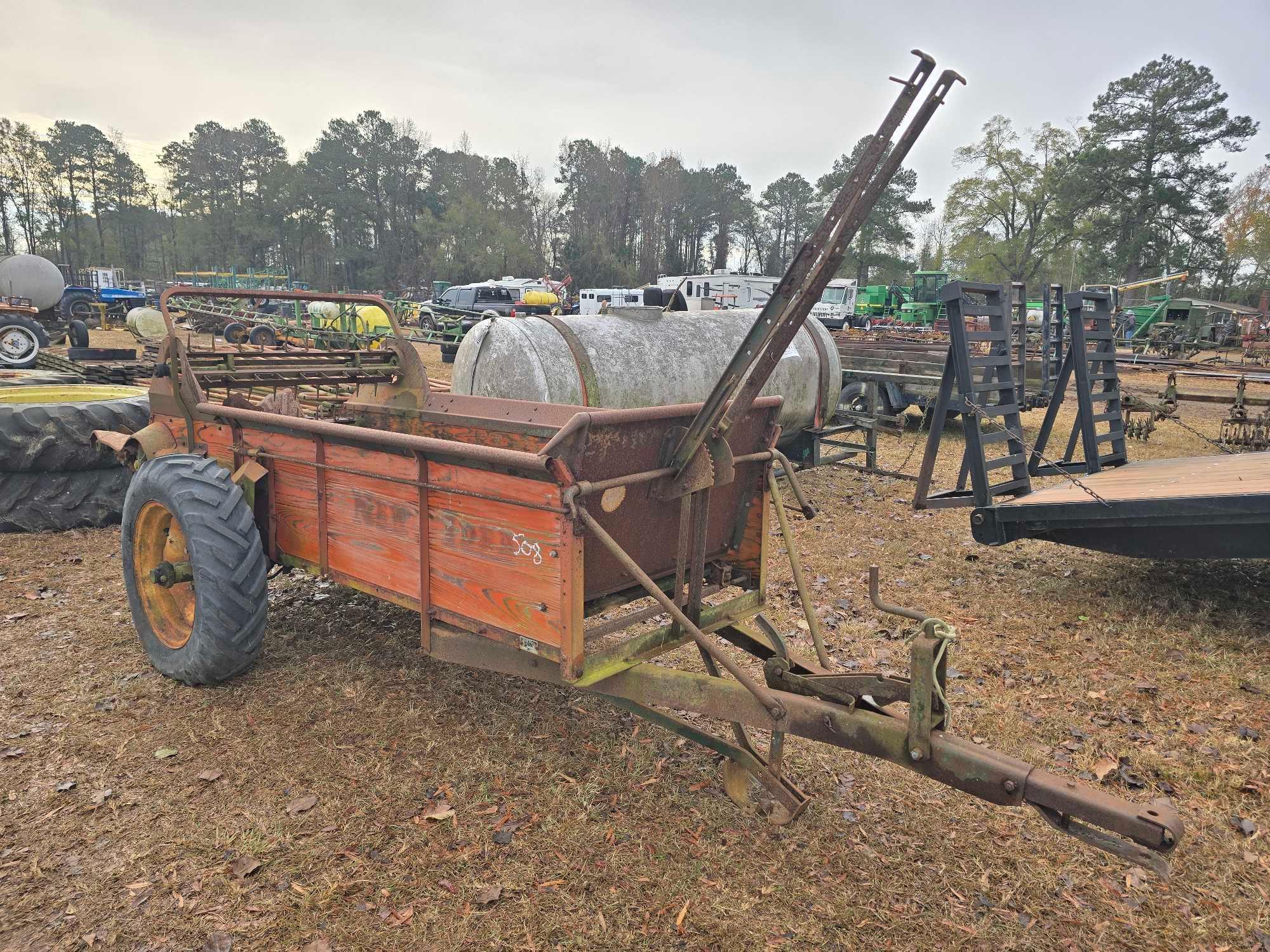 NEW IDEA MANURE SPREADER