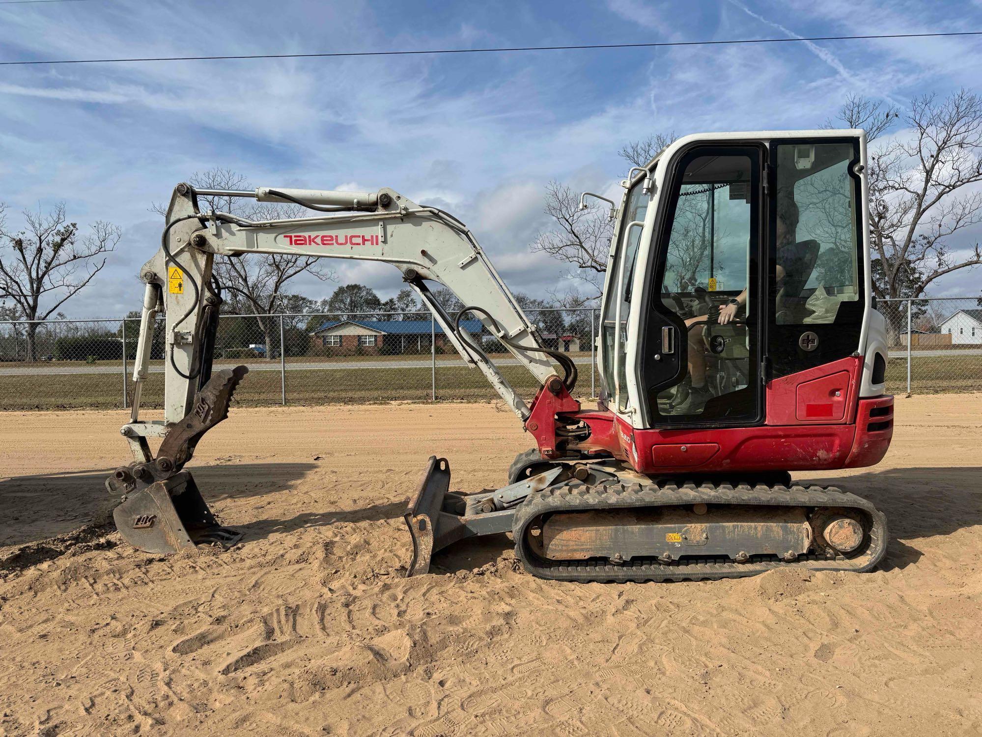 TAKEUCHI TB235-2 EXCAVATOR