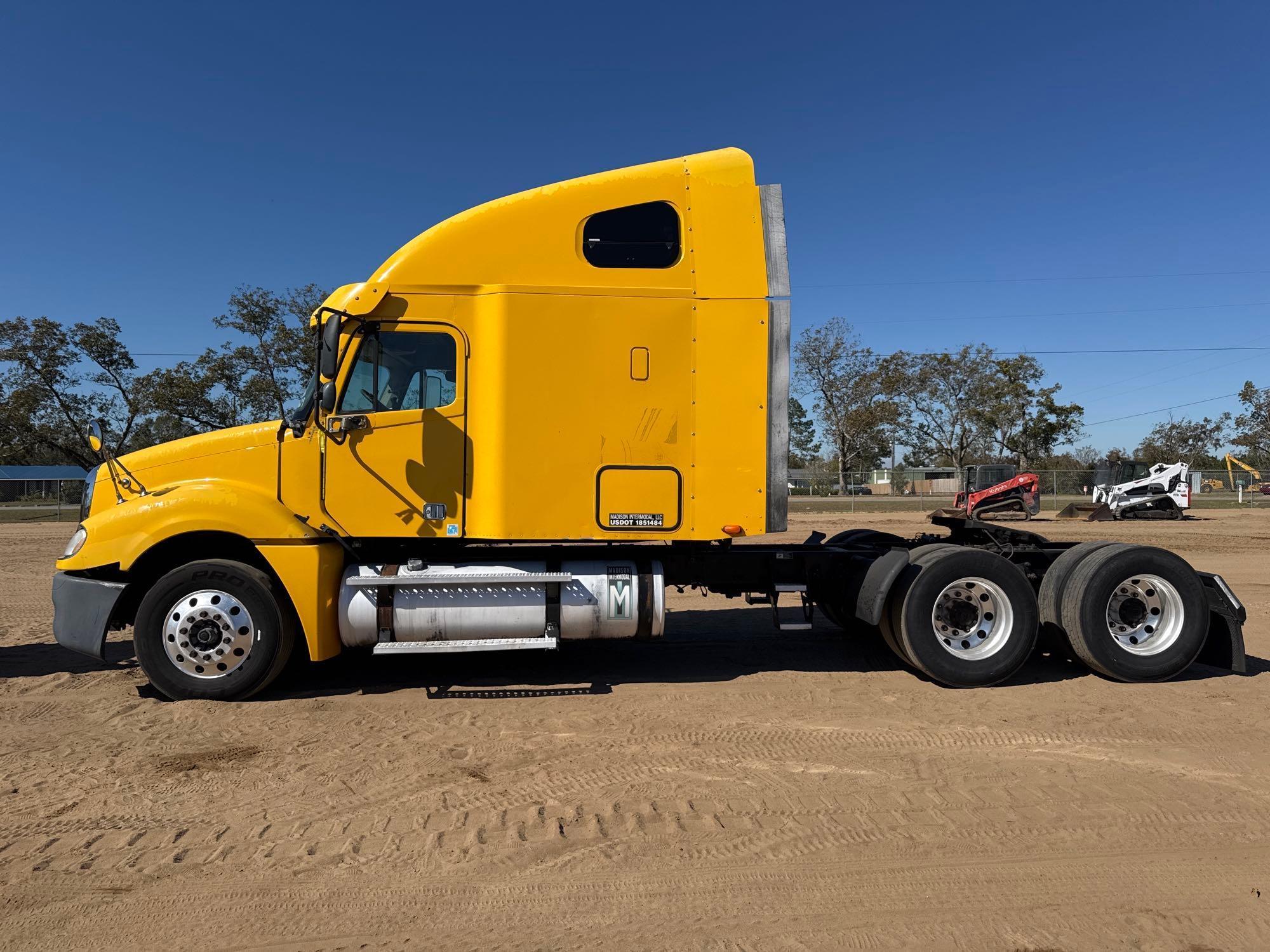 2006 FREIGHTLINER COLUMBIA DBL SLEEPER ROAD TRACTOR